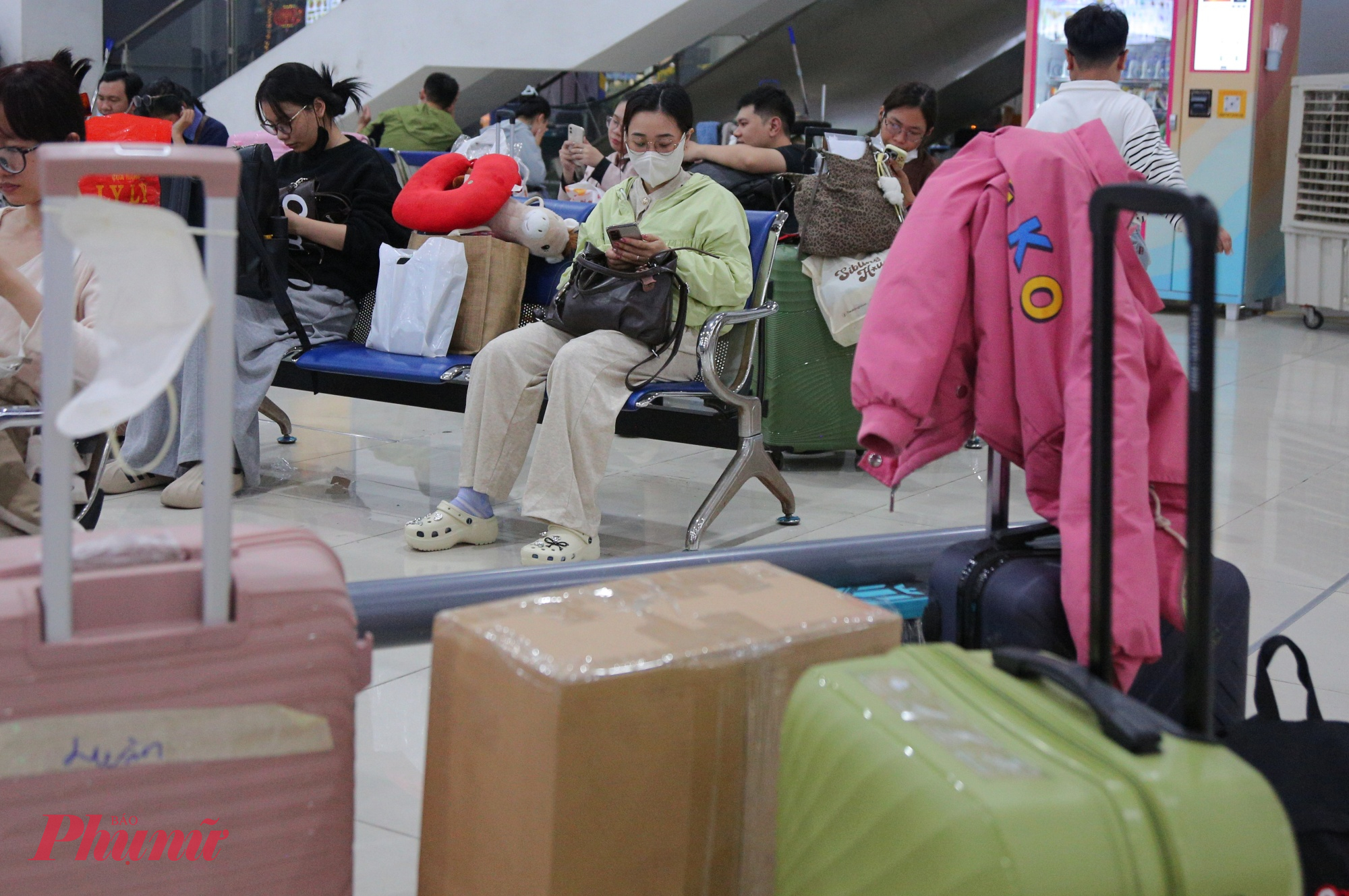 Chị Nguyễn Thị Thanh Thúy (35 tuổi), cùng gia đình 5 người về Đắk Lắk (Phú Yên cũ), ngồi chờ bên nhiều kiện hành lý chia sẻ: “Hôm nay tôi khá bất ngờ vì bến xe đông như vậy, ngày thường thấy khá vắng. Không khí những ngày giáp tết thật nhộn nhịp. Dù đông nhưng nhân viên hỗ trợ nhiệt tình, hướng dẫn lên xe thuận lợi”.