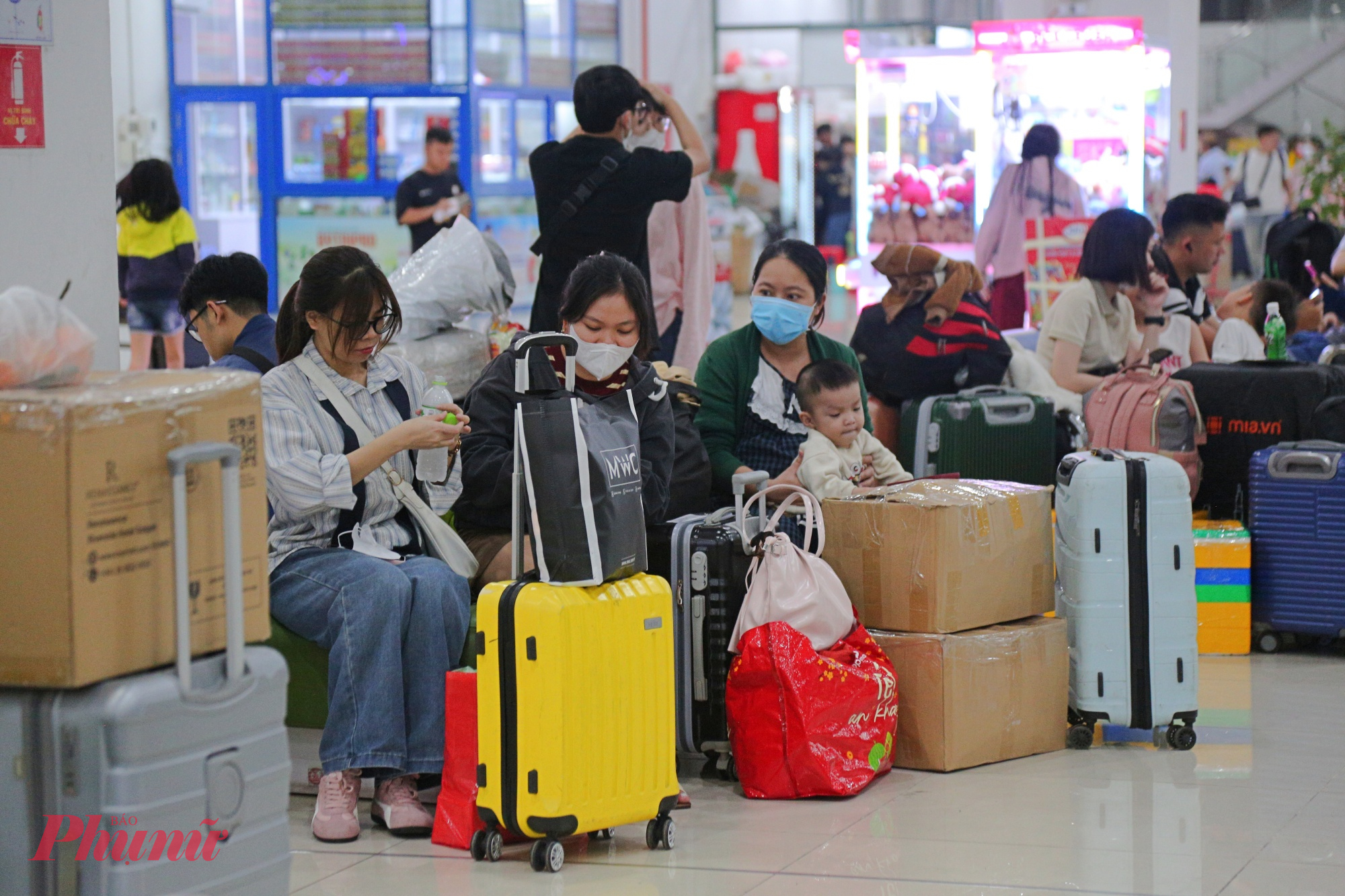 Lượng khách tăng nhanh từ cuối giờ chiều và kéo dài đến tối, khu vực sảnh chờ, quầy vé, cổng kiểm soát đông kín người cùng hành lý.