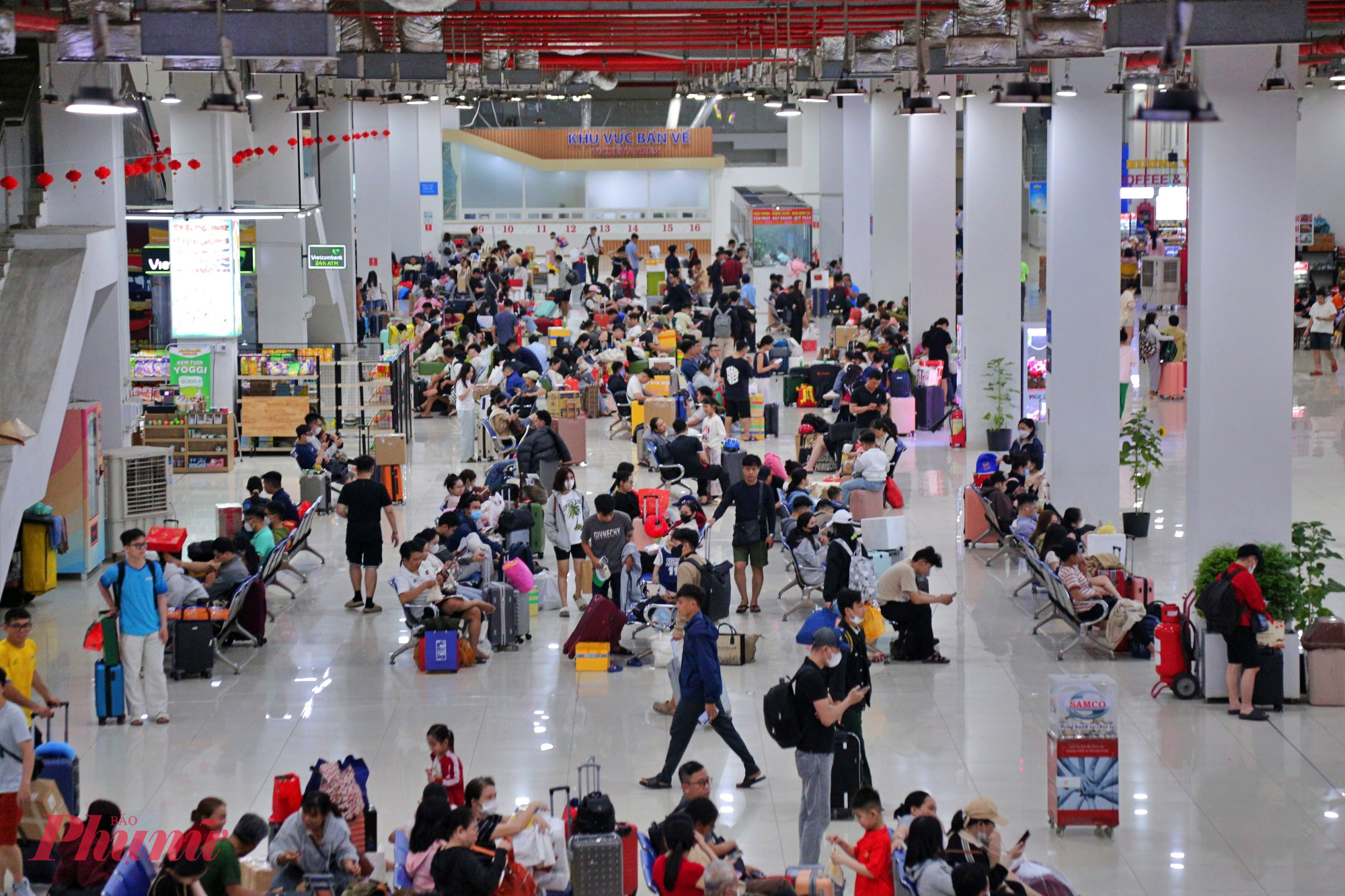 Tối 26 tháng Chạp, khu vực nhà chờ rộng lớn của Bến xe Miền Đông mới nhộn nhịp hành khách về quê ăn Tết Bính Ngọ 2026.