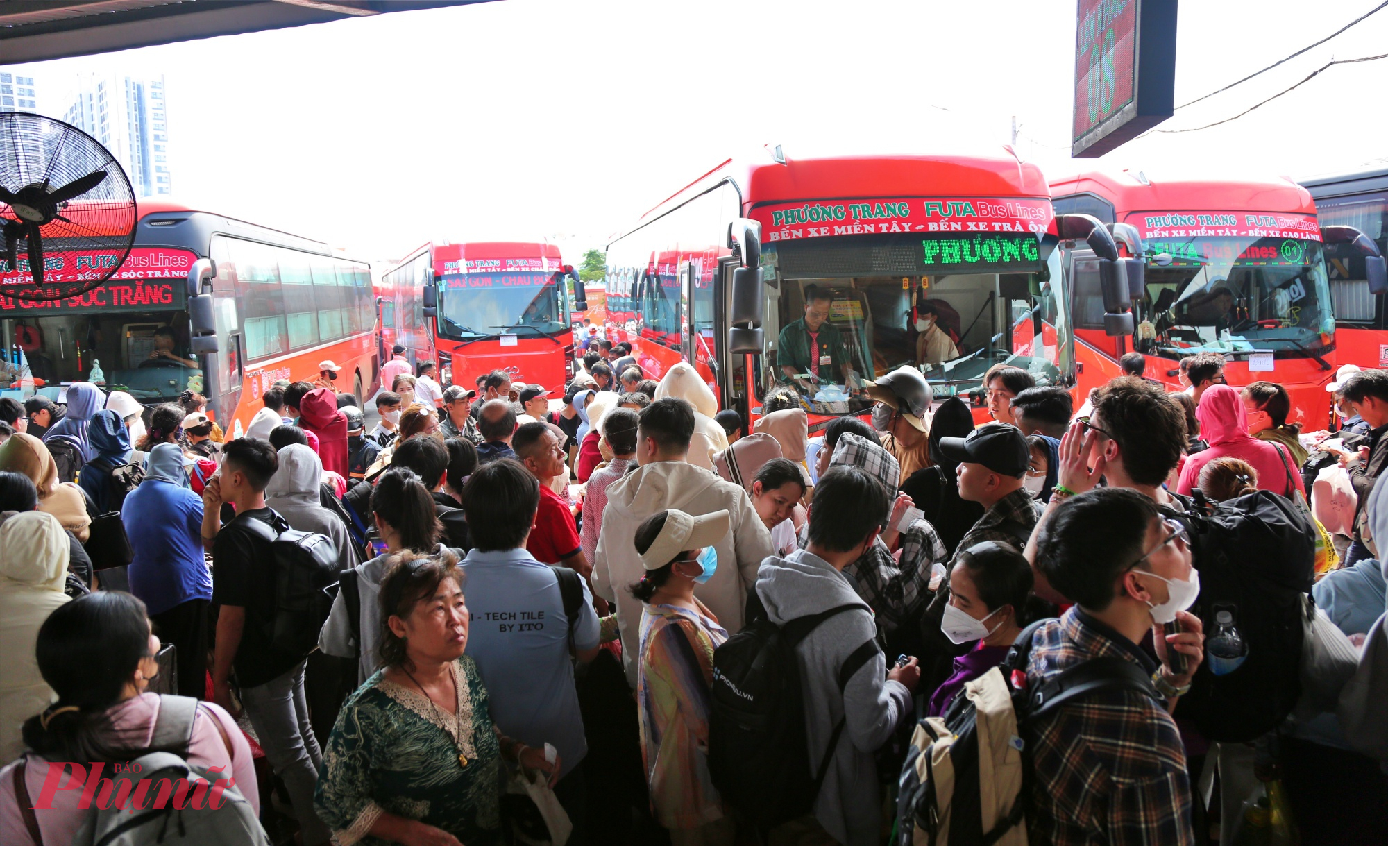 Từng dòng người lỉnh kỉnh hành lý, tay xách nách mang quà bánh, balô, thùng xốp… chen chân tìm lối vào khu vực lên xe. 