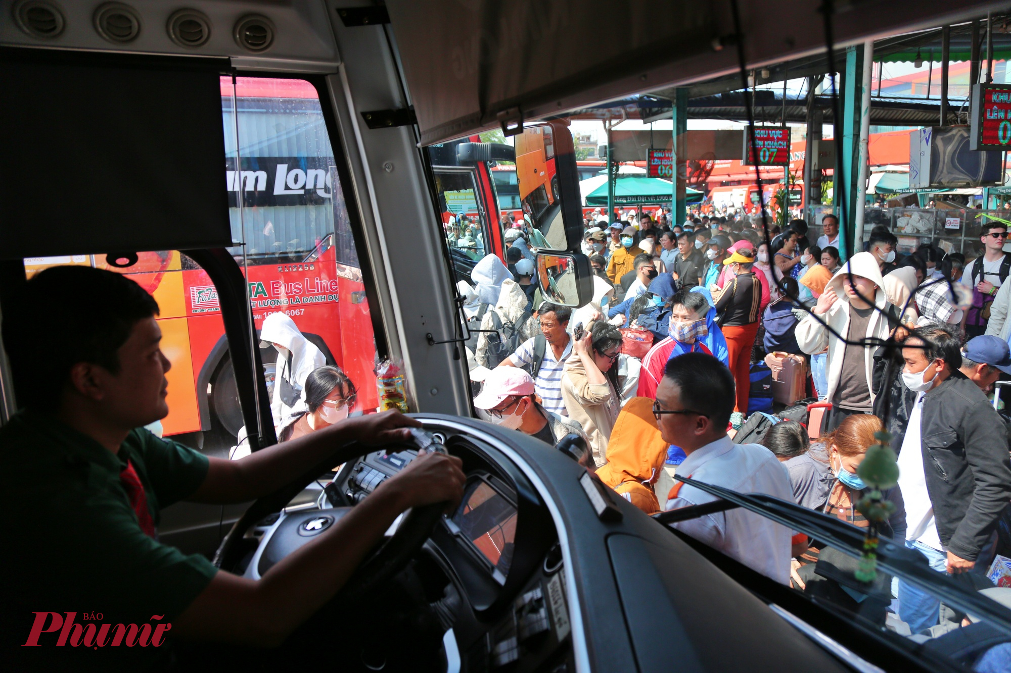 Bên trong xe, tài xế liên tục quan sát nhắc nhở hành khách chú ý vì xe liên tục xuất bến.