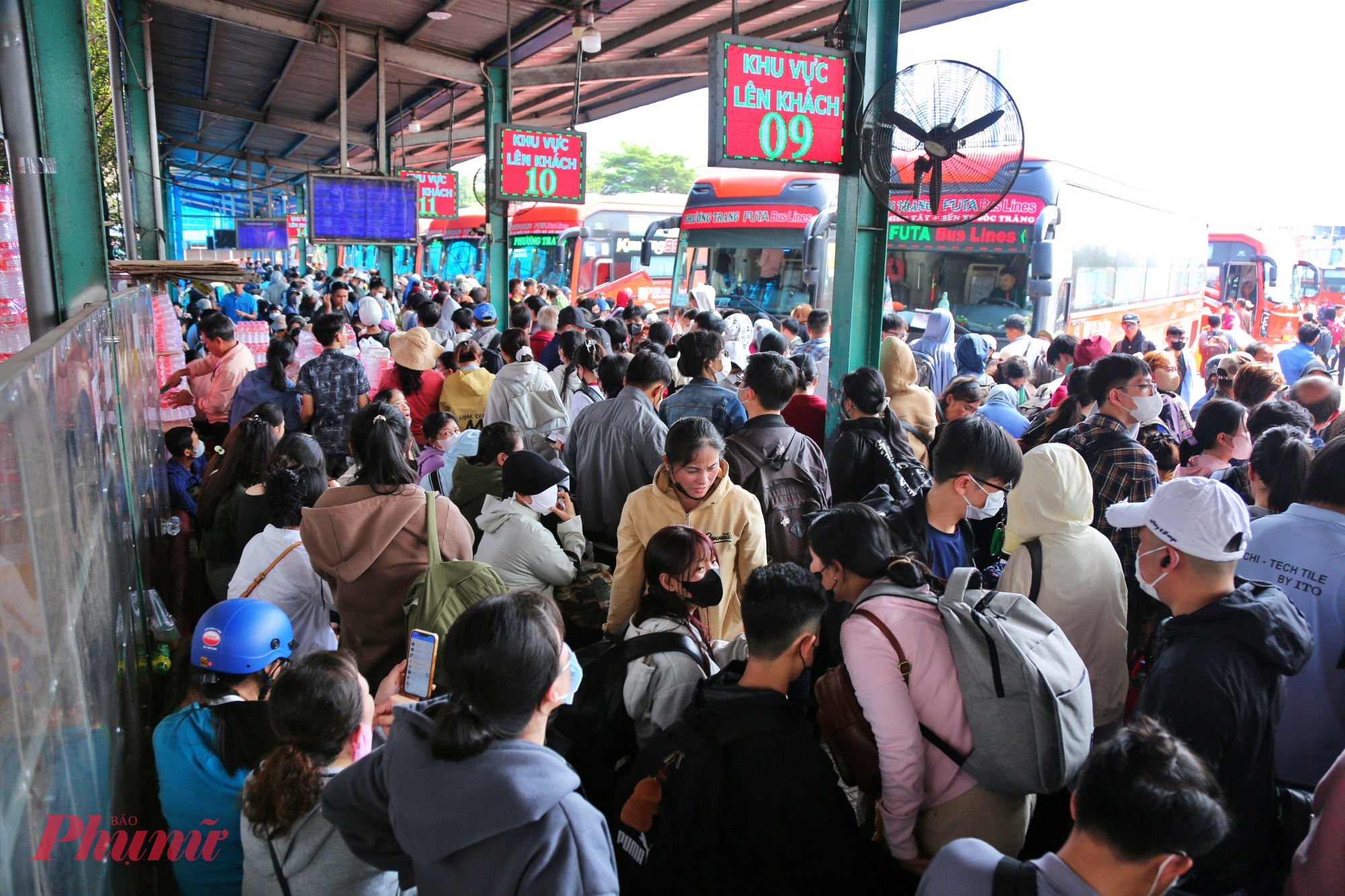 Hàng nghìn khách chen chúc chờ lên xe Phương Trang