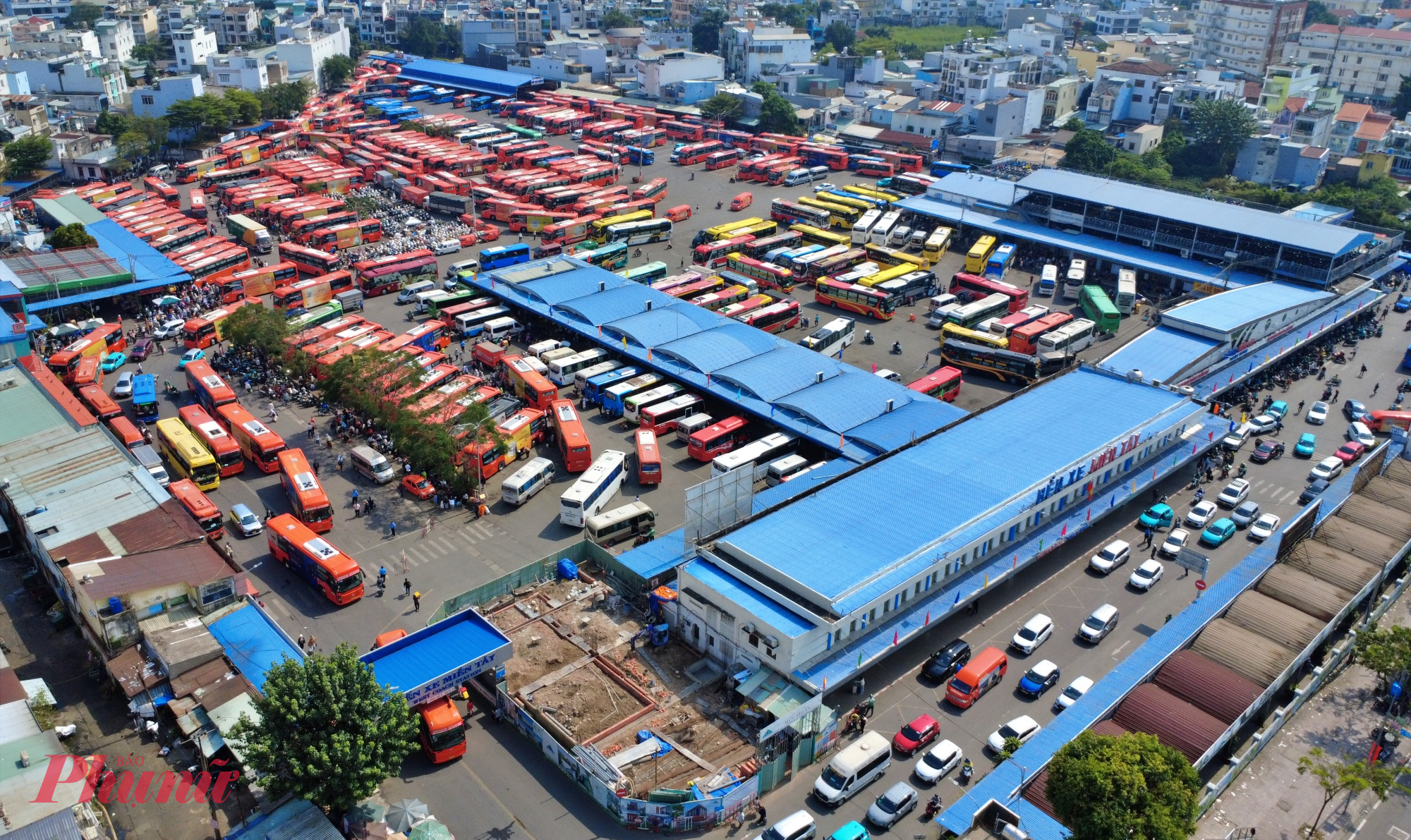 Toàn cảnh Bến xe Miền Tây. Theo ôn Tiến, Bến xe Miền Tây đã đề nghị Sở Xây dựng TPHCM cấp 200 phù hiệu xe tuyến cố định, linh hoạt điều chuyển xe từ các tuyến ít khách sang tuyến đông khách nhằm đáp ứng nhu cầu đi lại tăng cao trong những ngày cận Tết. 