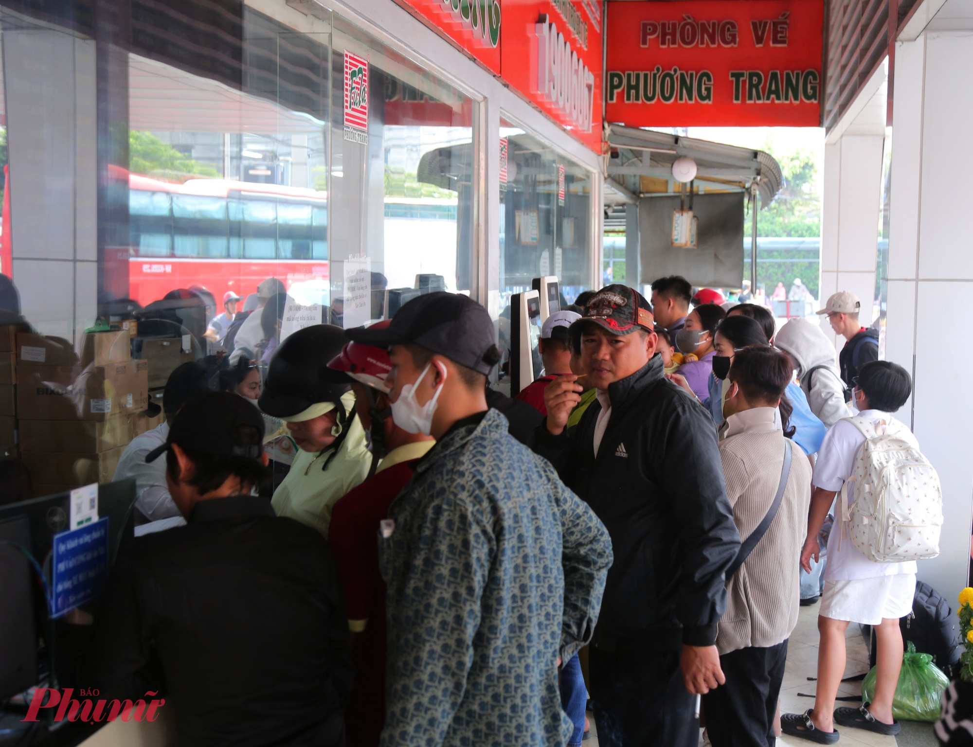 Khu vực quầy mua vé của bến xe cũng đông hành khách đến hỏi mua vé về tết nhưng hầu hết các nhà xe đều hết vé.