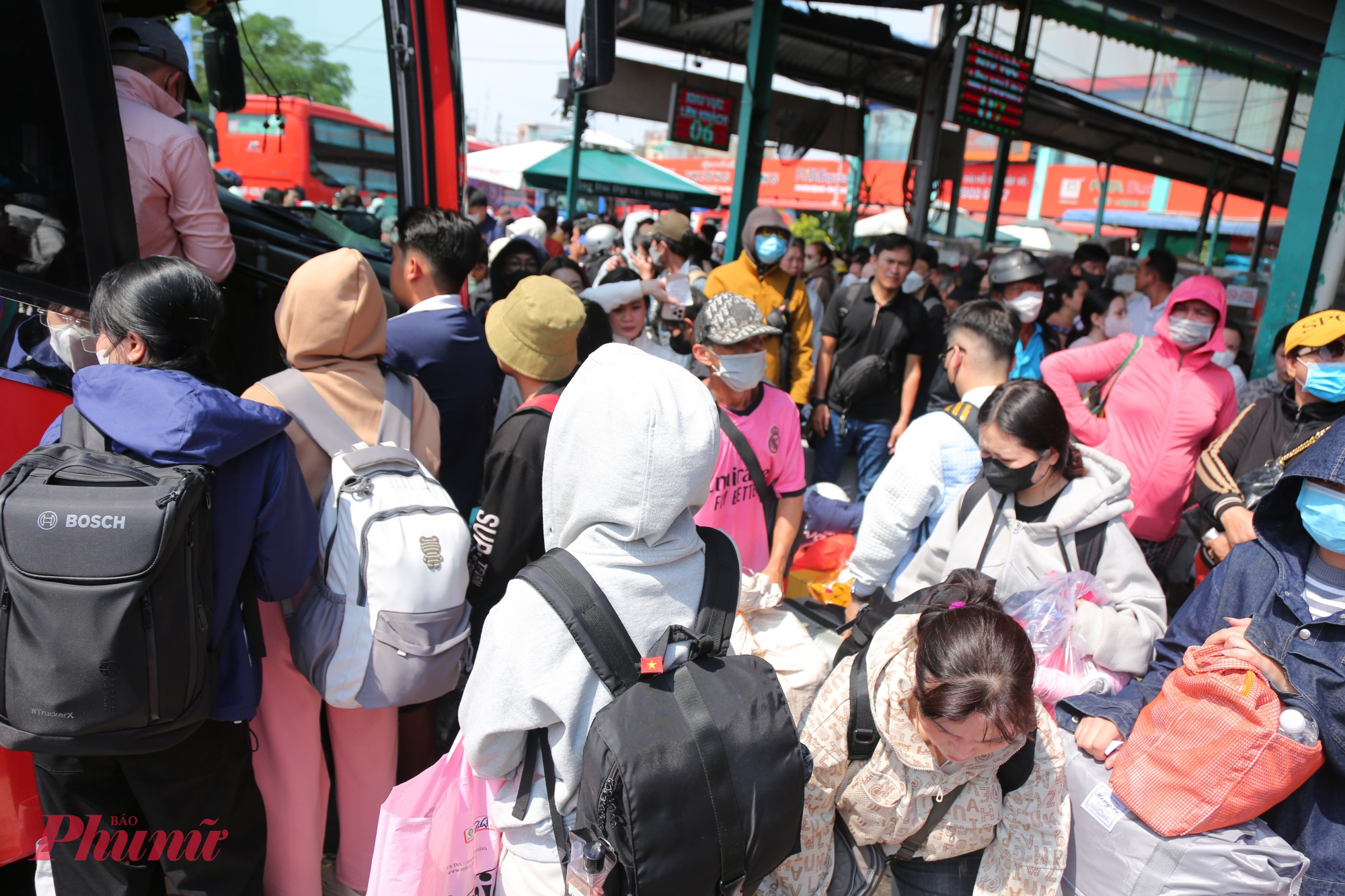 Mỗi khi có thông báo xe vào bến, đám đông lại nhích từng bước, tạo nên cảnh tượng chen chúc, có lúc phải nhờ nhân viên và bảo vệ phân luồng để tránh xô đẩy.