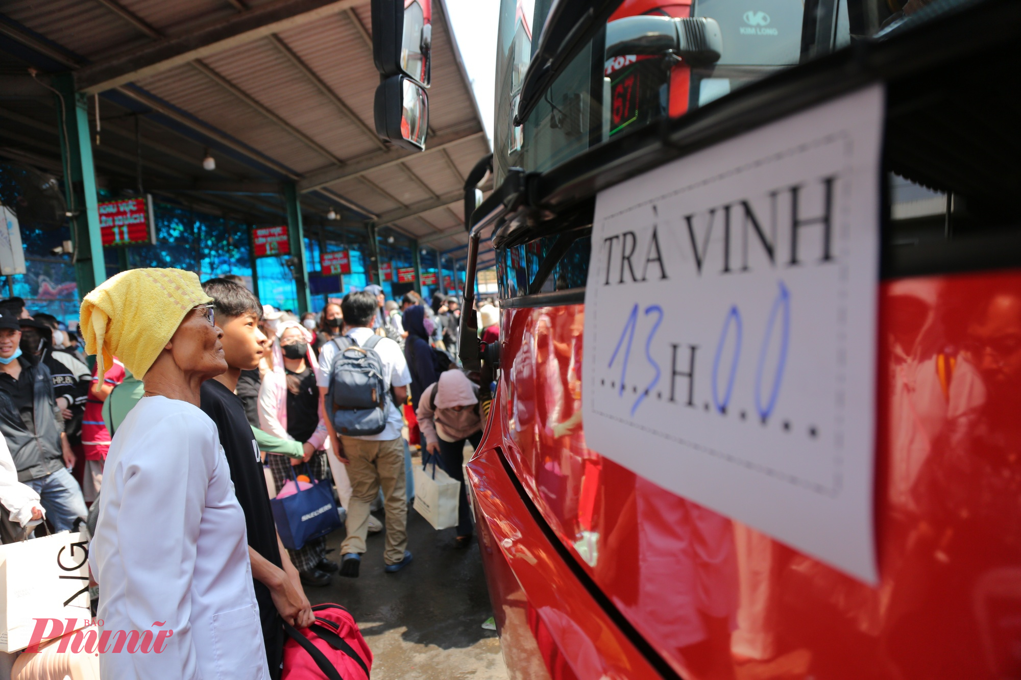 Nhièu hành khách lớn tuổi sốt ruột vì chờ đợi lâu, phải tới gần cửa xe đứng chờ vì sợ lỡ chuyển