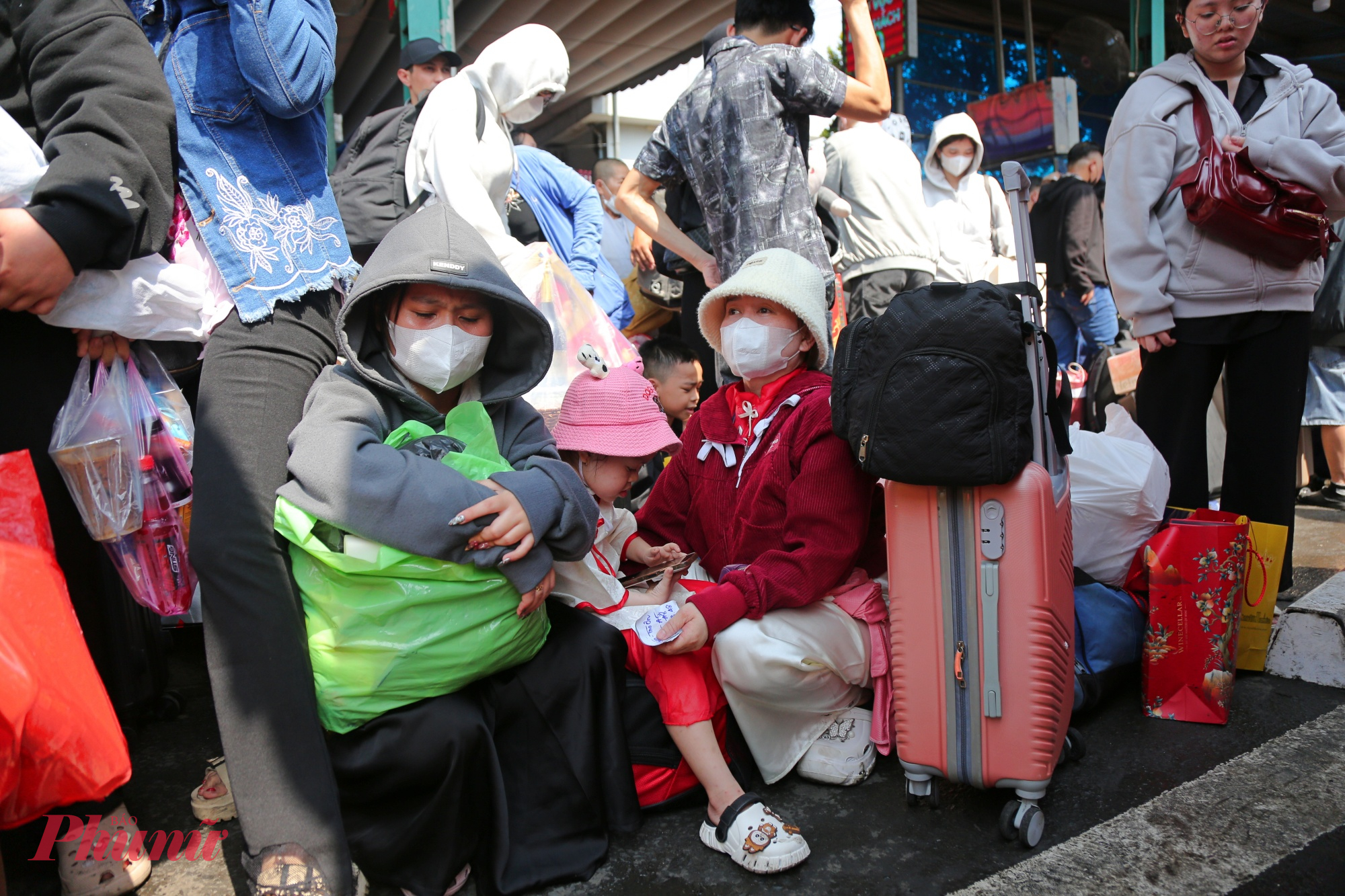 Mẹ con chị Trần Thị Phương (40 tuổi) ngồi vật vờ tại nhà xe cho biết: “Hôm nay 3 mẹ con tôi ra bến xe tuyến về Trà Ôn, nhưng chờ từ 10g sáng đến 14g chiều mà chưa được lên xe nên ngồi vật vã như thế này. Nhà xe nói đổi giờ chạy nên tôi ngồi đây chờ để nhà xe gọi mà chờ dù nắng nôi vẫn phải chịu vì nếu vào trong ngồi sợ không nghe thấy do người đông đúc, chen lấn”. 