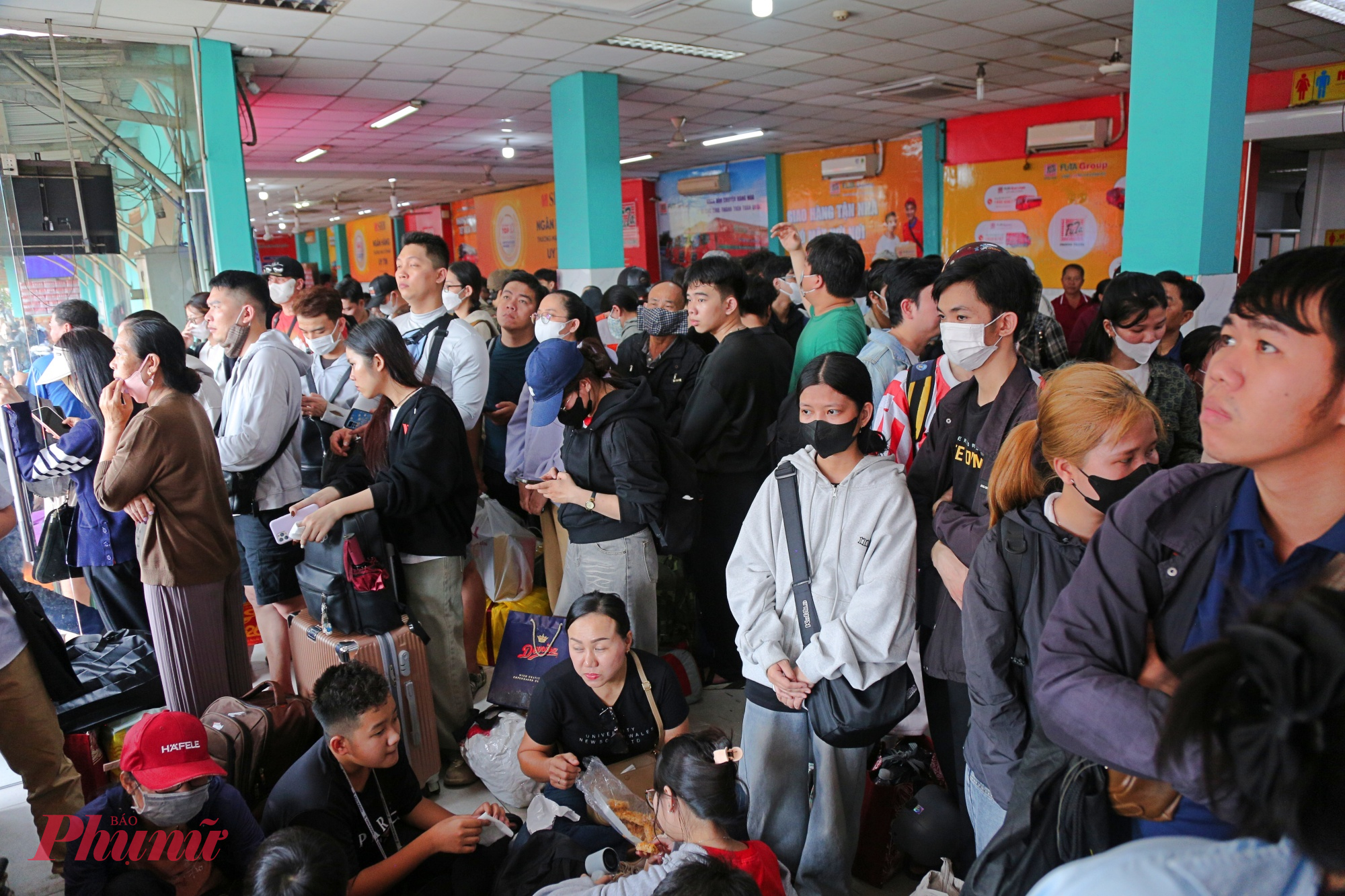 Khu vực nhà chờ xe Phương Trang đông đúc hành khách chen chúc ngóng chờ lên xe. Tôi chờ khoảng 1 tiếng rồi, không dám tới ghế ngồi sợ đến giờ nhà xe gọi không nghe thấy do đông người quá, chị Linh (quê Cần Thơ) nói.