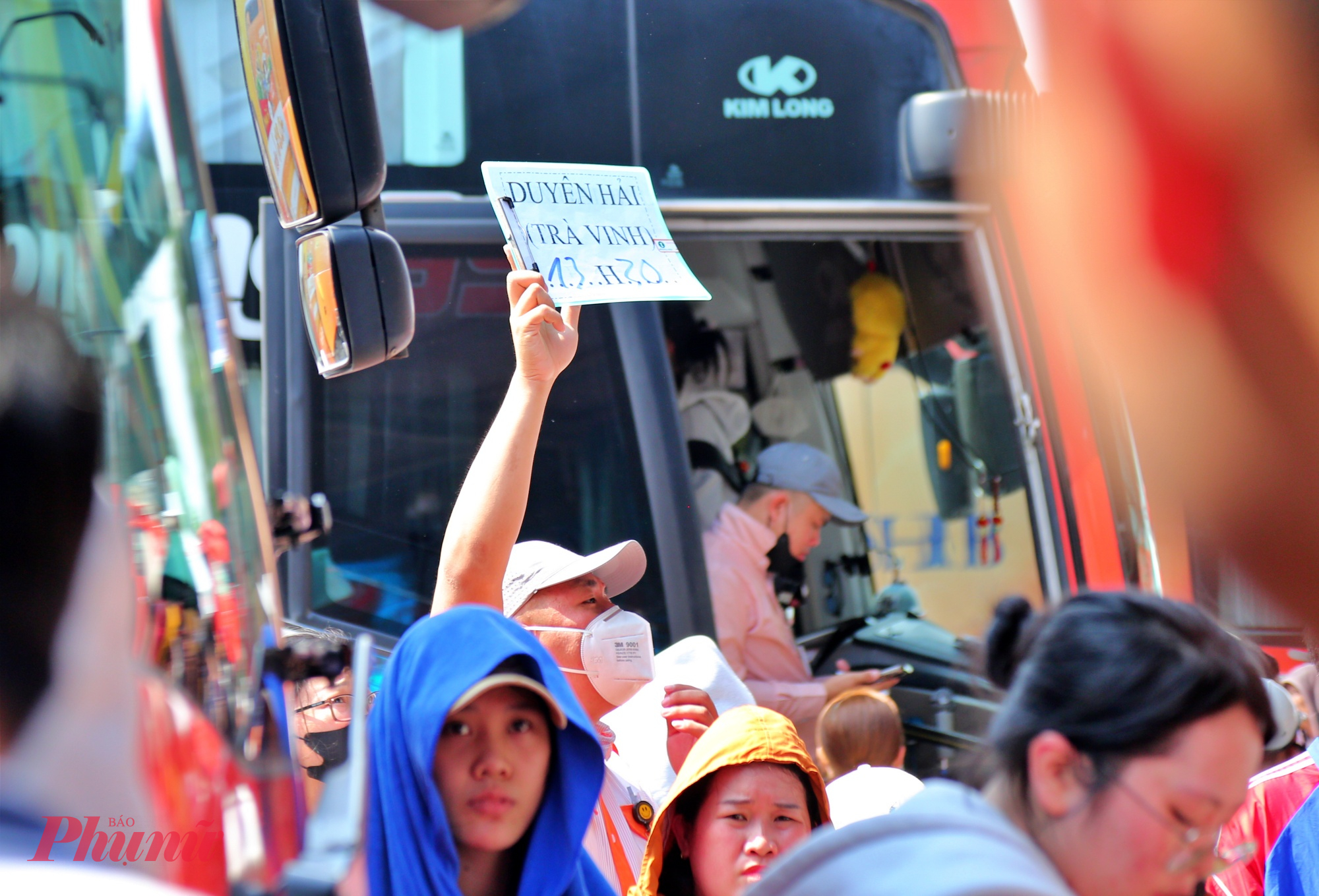 Do hành khách quá đông, đứng chen kín cả lối lên xe nên nhân viên nhà xe phải giơ bảng thông báo và hô to gọi hành khách.