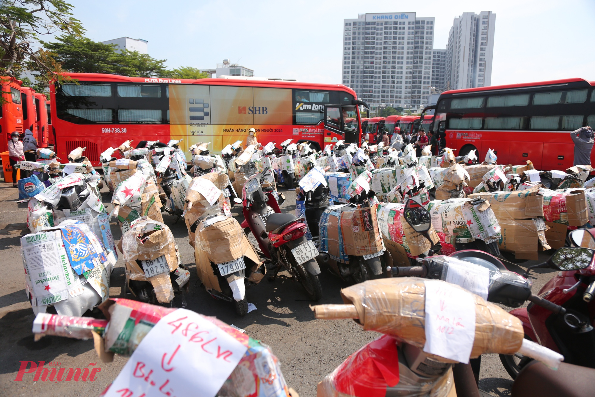 Lượng hàng hóa ký gửi cũng quá tải, xếp thành bãi rộng lớn tại khu vực nhà xe Phương Trang