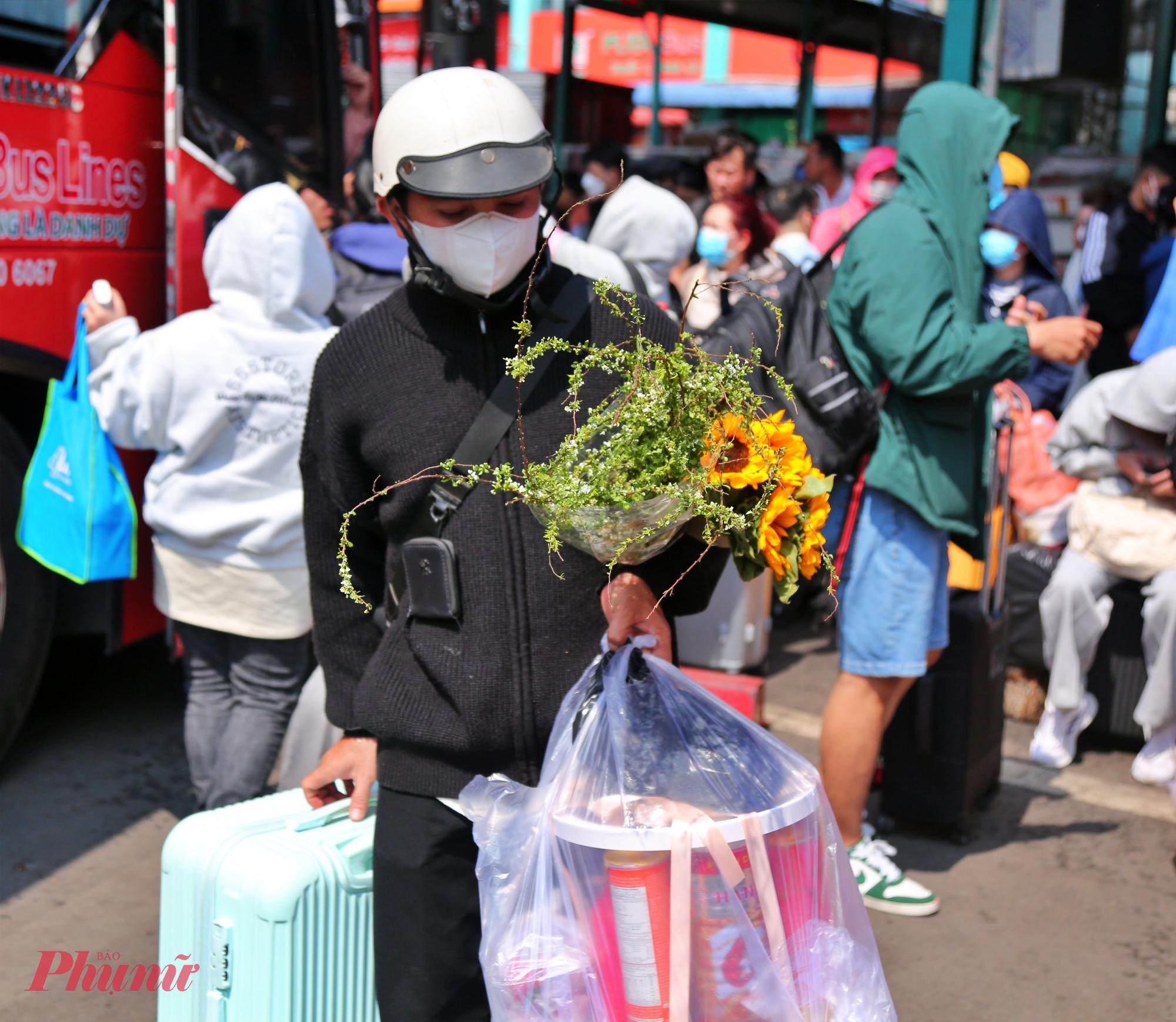 Hành khách tay xách nách mang hành lý lỉnh kỉnh về quê 
