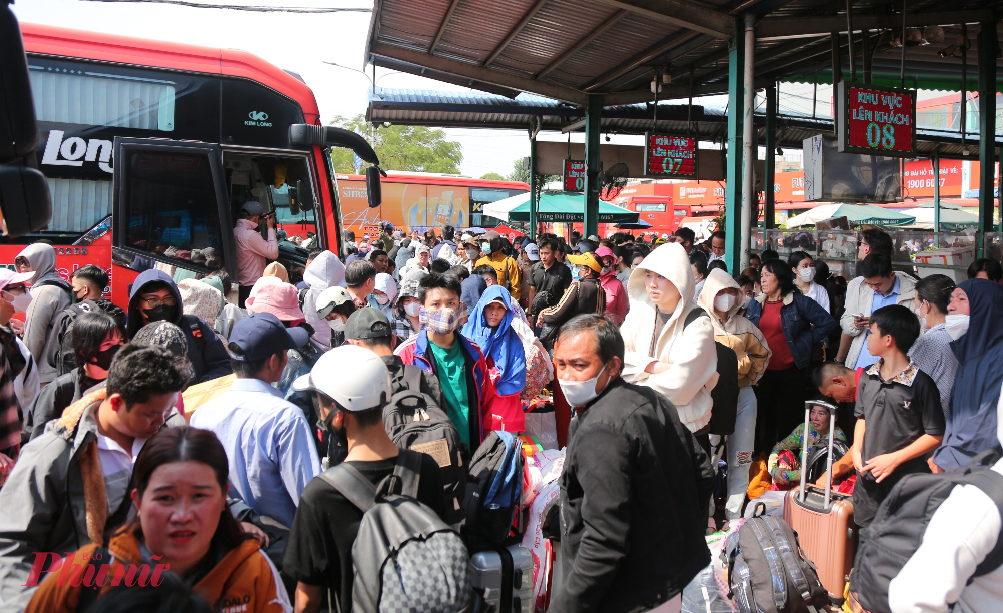 Mồ hôi nhễ nhại, nhiều hành khách mệt mỏi nhưng vẫn kiên nhẫn chờ đến giờ xuất bến.