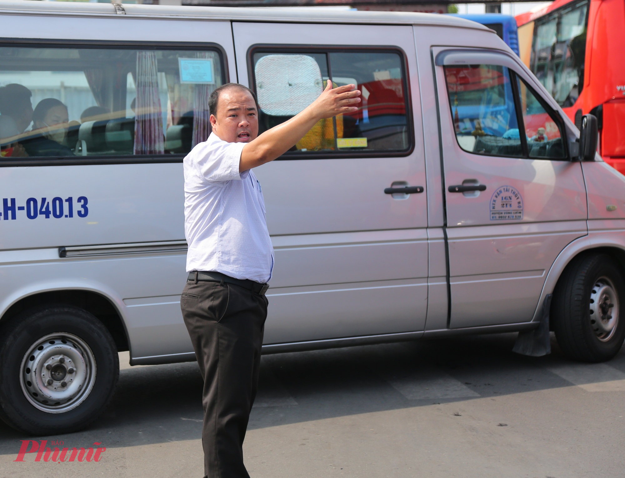 Ông Nguyễn Minh Tiến – Phó Tổng giám đốc Bến xe Miền Tây trực tiếp ra phân luồng, hỗ trợ điều tiết xe trong bến - cho biết, trong ngày 26 tháng Chạp, bến xe đón lượng khách kỷ lục khoảng 69.000 người về các tỉnh miền Tây ăn Tết. Đây là ngày cao điểm nhất của đợt phục vụ Tết năm nay nên lượng khách tăng mạnh so với ngày thường. Dự báo ngày 27 tháng Chạp, lượng khách sẽ giảm nhẹ, còn khoảng 65.000 người.  Để phục vụ nhu cầu đi lại thuận tiện, bến xe đã huy động toàn bộ nhân sự túc trực ngày đêm, từ khu vực nhà chờ đến cổng ra vào; đồng thời phối hợp với Cảnh sát giao thông, Công an phường điều tiết giao thông, hạn chế ùn ứ trước cổng bến. Bến xe cũng chủ động tăng cường xe từ bên ngoài vào phục vụ các tuyến đông khách.