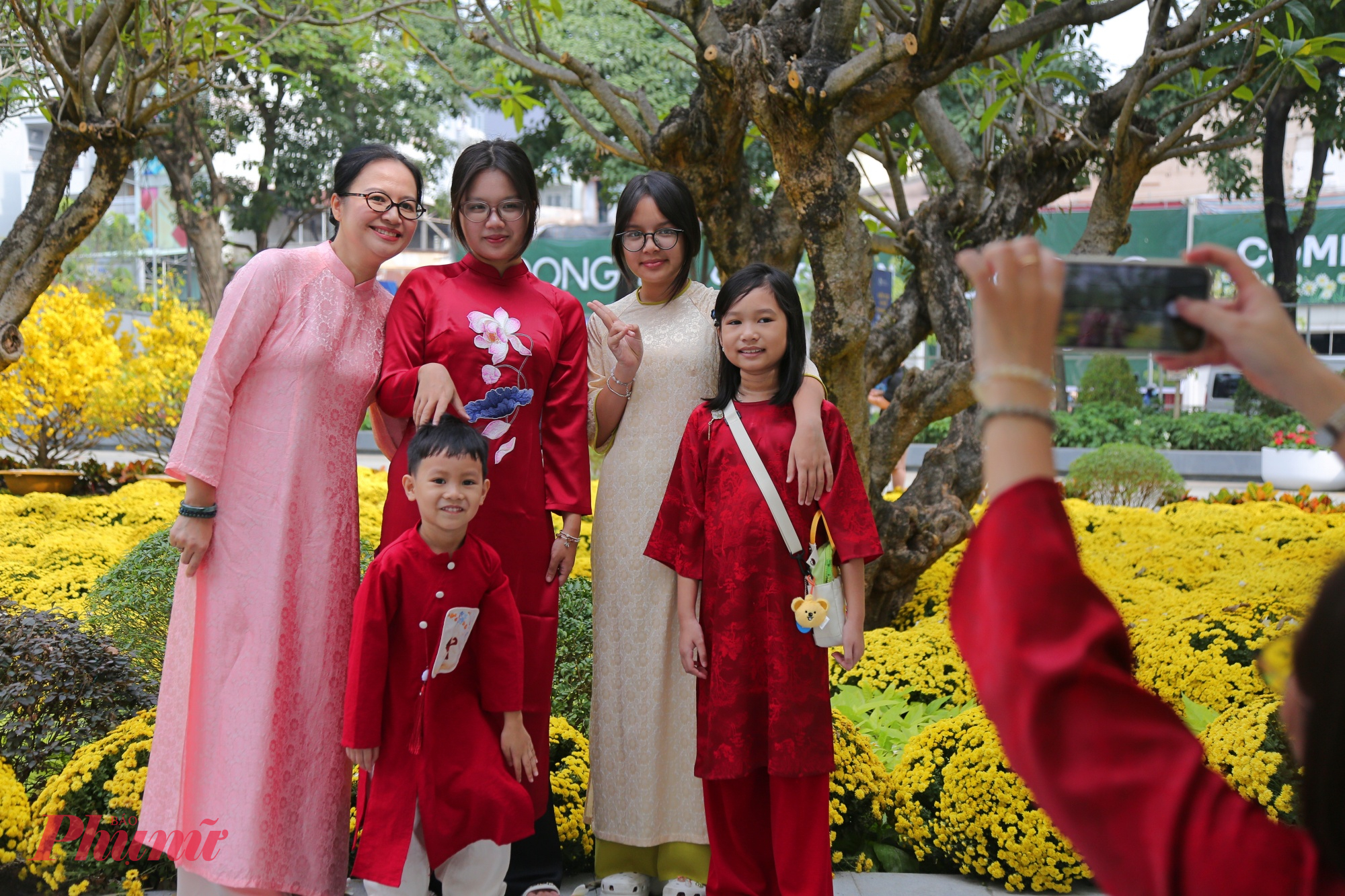 Nhiều gia đình xúng xính áo dài đến check in tại công viên.