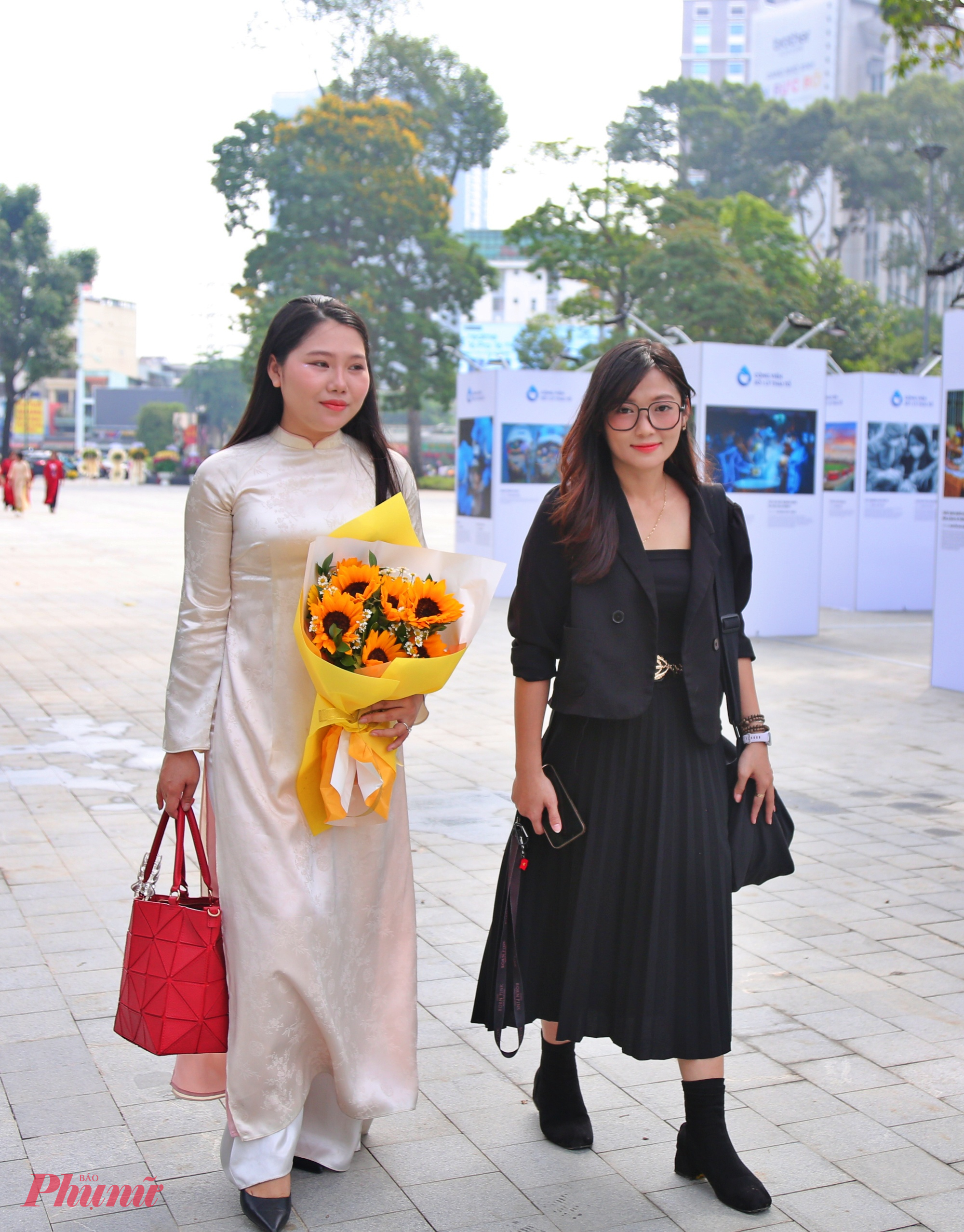 Chị Thùy Trinh (phường Bình Thạnh) cùng bạn đến công viên chụp hình tết chia sẻ: “Ngày đầu đến công viên khi mở cửa, tôi rất bất ngờ vì được thiết kế rất đẹp và vô cùng ý nghĩa. Công viên dành phần trung tâm làm biểu trưng “Giọt nước” để tưởng niệm các nạn nhân đã mất trong đợt dịch COVID-19 vừa qua, thật sự rất ý nghĩa, sâu sắc, rất trân trọng những gì mà lãnh đạo TPHCM đã làm cho người dân. Từ một khu đất bị bỏ hoang, nay trở thành công viên văn hóa, có thể nhận thấy Thành phố đang chuyển mình rất mạnh mẽ hướng đến không gian xanh, phát triển bền vững. Tôi mong Thành phố có thêm nhiều mảng xanh như vậy nữa”. 