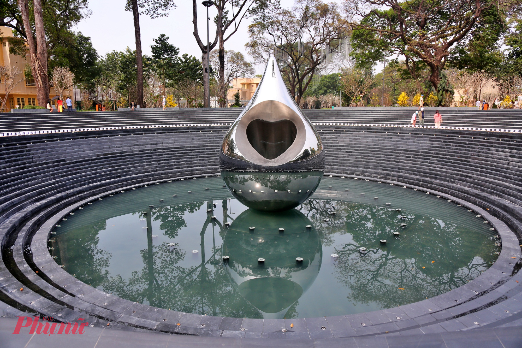 Sáng nay, trong ngày đầu mở cửa đón khách, Công viên tưởng niệm nạn nhân COVID-19 tại số 1 Lý Thái Tổ, phường Vườn Lài, TPHCM đã thu hút đông đảo người dân đến tham quan và ghi lại những khoảnh khắc ý nghĩa bên tượng đài “Giọt nước” - biểu trưng trung tâm của công trình.