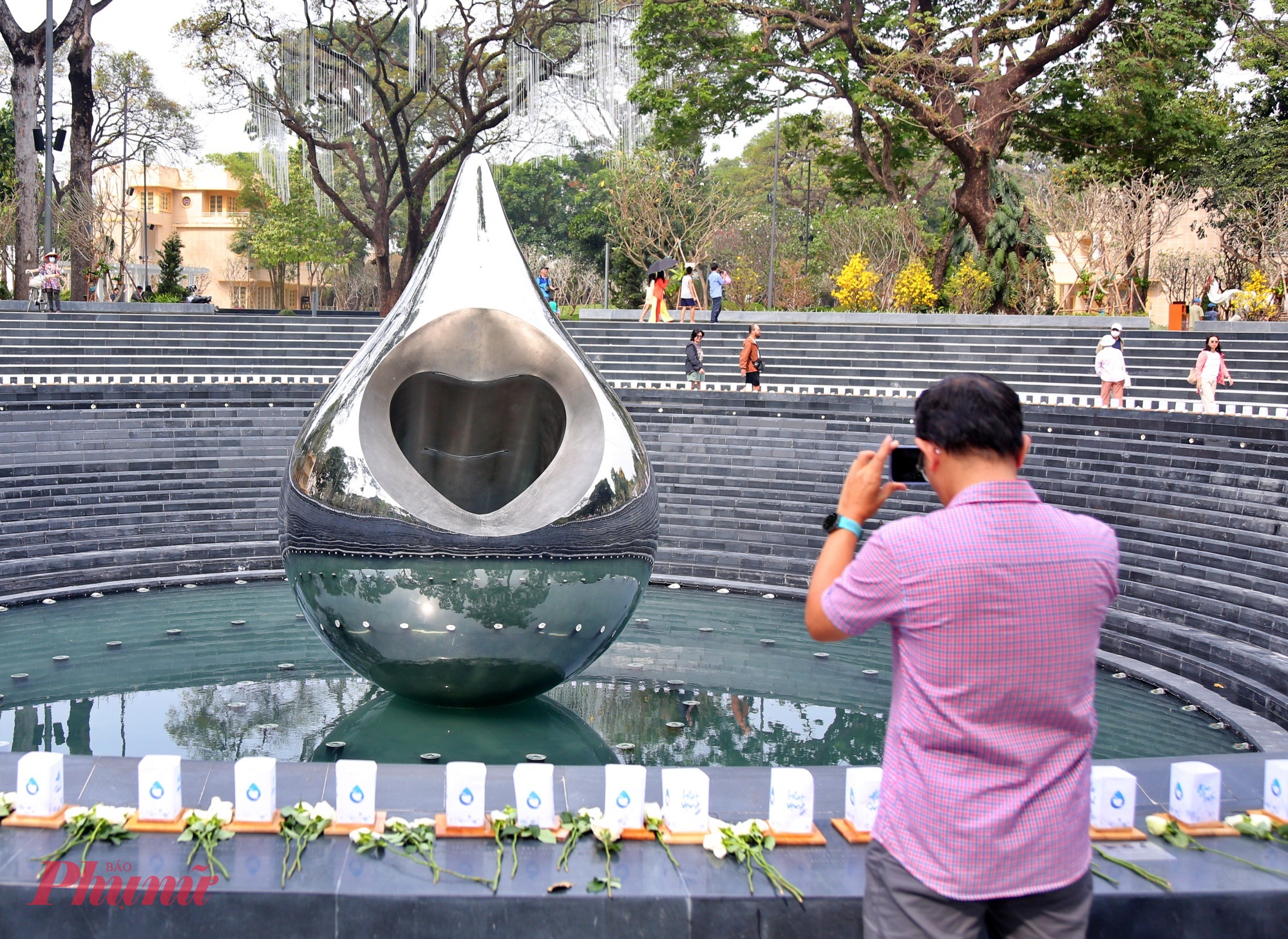 Tượng đài “Giọt nước” được thiết kế với đường nét mềm mại, vươn cao giữa không gian xanh mát của công viên. Khi ánh nắng chiếu qua bề mặt công trình, những mảng sáng - tối đan xen tạo hiệu ứng thị giác ấn tượng, khiến nhiều người thích thú ghi lại hình ảnh bằng điện thoại.