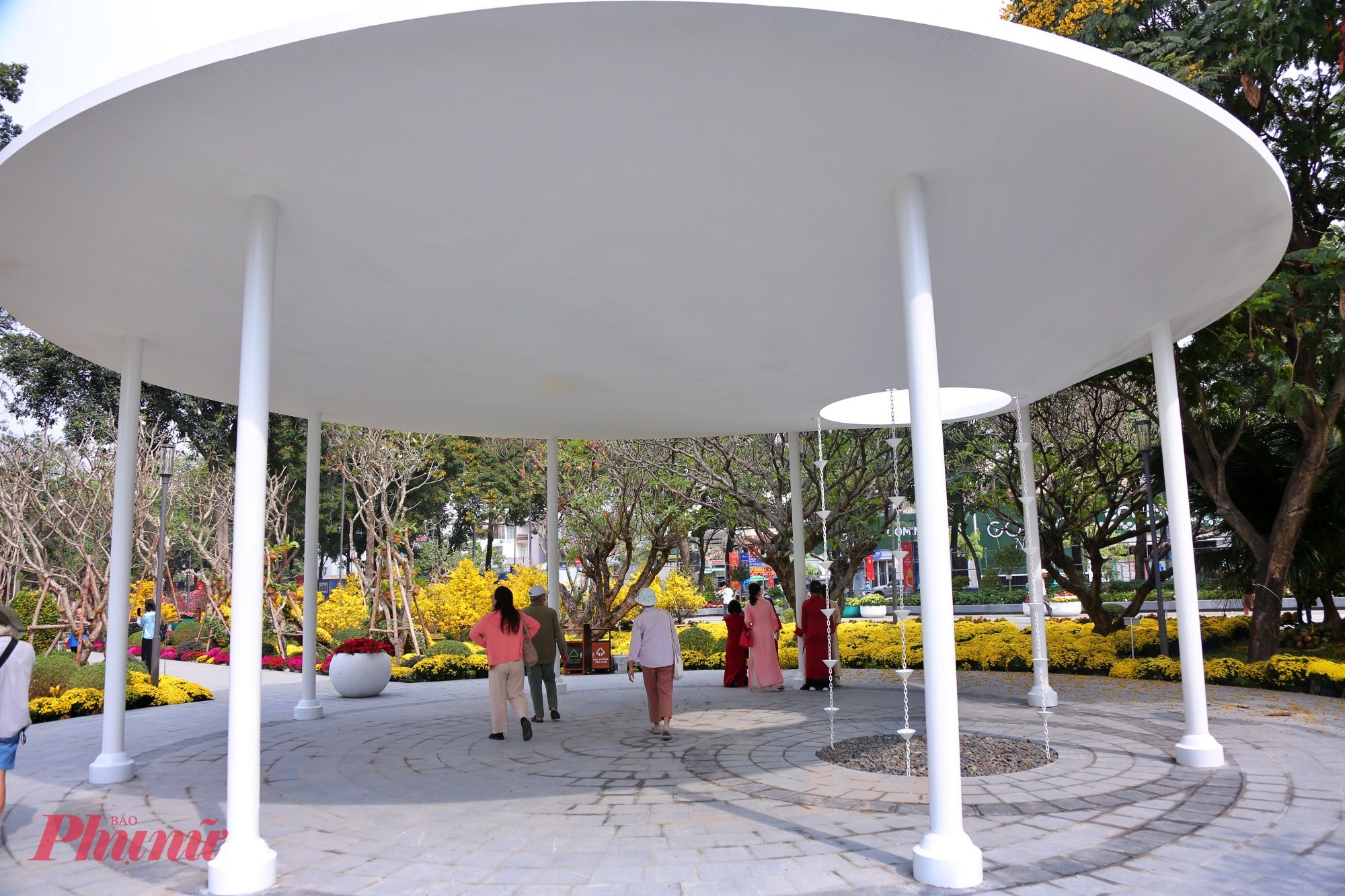 Theo ghi nhận, lực lượng chức năng và ban quản lý công viên túc trực hướng dẫn người dân tham quan, đảm bảo trật tự, giữ gìn sự tôn nghiêm của không gian tưởng niệm. Các bảng thông tin cũng được bố trí để giới thiệu ý nghĩa biểu tượng “Giọt nước” và thông điệp tri ân những người đã khuất.