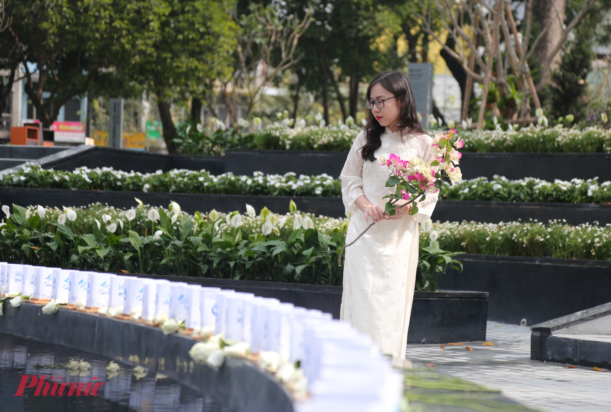  Chị Thụy Khanh (28 tuổi, phường Xuân Hòa) dạo quanh tượng đài “Giọt nước” chia sẻ: “Tôi thấy công viên được thiết kế rất đẹp, rộng rãi và đầy ý nghĩa khi dành phần riêng tưởng niệm cho các nạn nhân của dịch COVID-19. Mặc dù mất nhiều thời gian thi công nhưng khi hoàn thành đã khiến tôi và nhiều người dân vô cùng bất ngờ vì sự thay đổi của nơi này, từ khu đất bị bỏ hoang thàn công viên xanh mát, mang ý nghĩa tinh thần cho người dân Thành phố. Tôi thích nhất biểu trưng ‘Giọt nước’ vì được thiết kế đẹp và ý nghĩa”. 