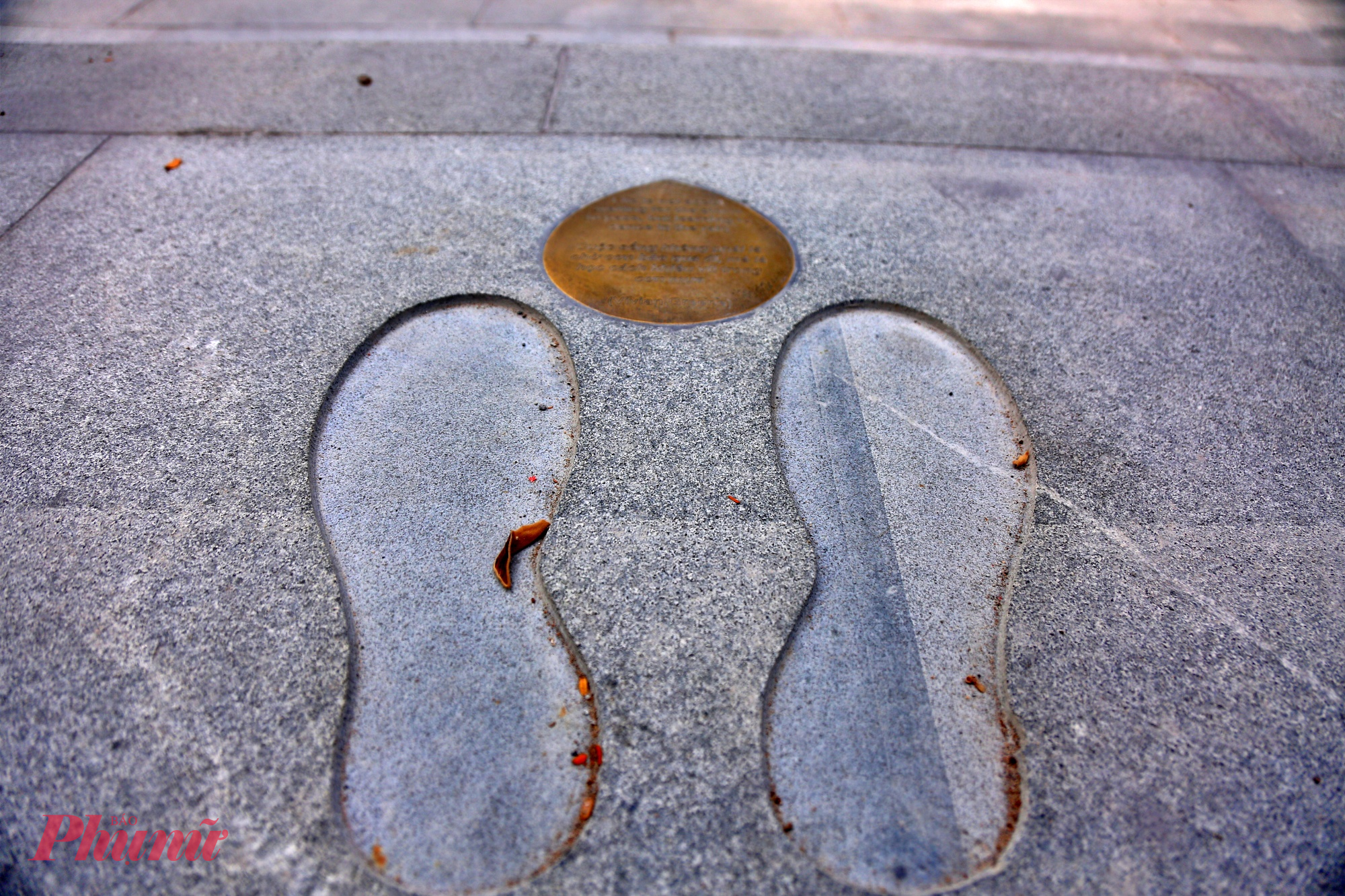 Tượng đài “Giọt nước” vì thế không đơn thuần là một công trình kiến trúc, mà đã trở thành biểu tượng cảm xúc, nơi mỗi người tìm thấy cho mình một khoảng lặng giữa nhịp sống hối hả, để nhớ về quá khứ và hướng đến tương lai.