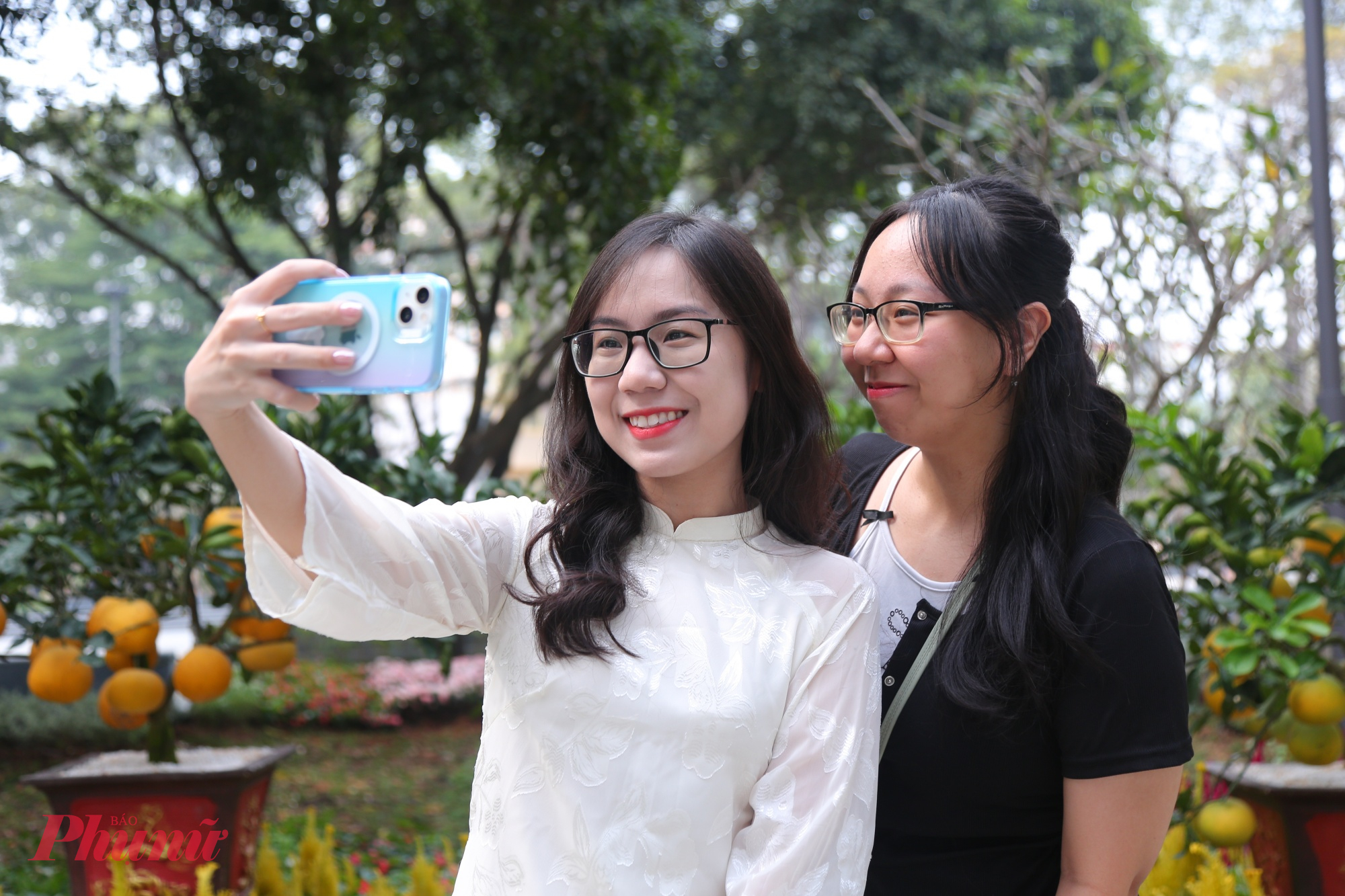 Nhiều bạn trẻ cho biết, ngoài ý nghĩa tưởng niệm, công viên còn là không gian công cộng xanh, thoáng đãng giữa lòng thành phố. Những lối đi rợp bóng cây, thảm cỏ được chăm chút và khu vực tượng đài trung tâm trở thành điểm nhấn thu hút. 