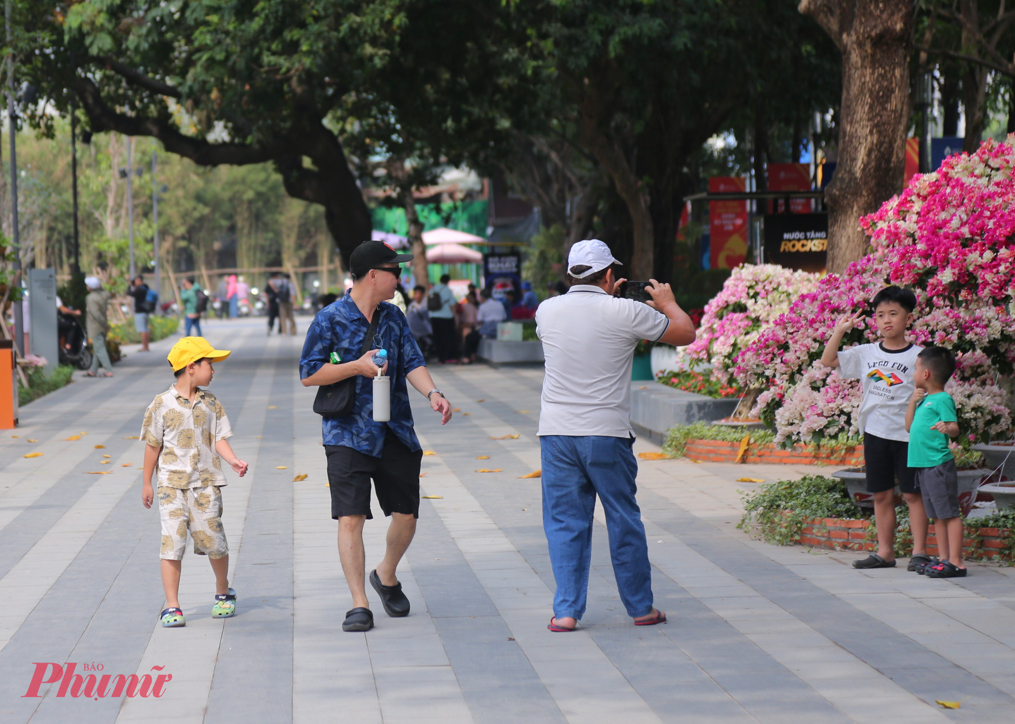 Nhiều gia đình dẫn con nhỏ đến dạo chơi, tham quan tận hưởng không gian xanh mát giữa lòng thành phố. Việc đưa vào hoạt động công viên không chỉ đáp ứng nhu cầu có một không gian tưởng nhớ chung của cộng đồng, mà còn góp phần tạo thêm mảng xanh cho đô thị. 