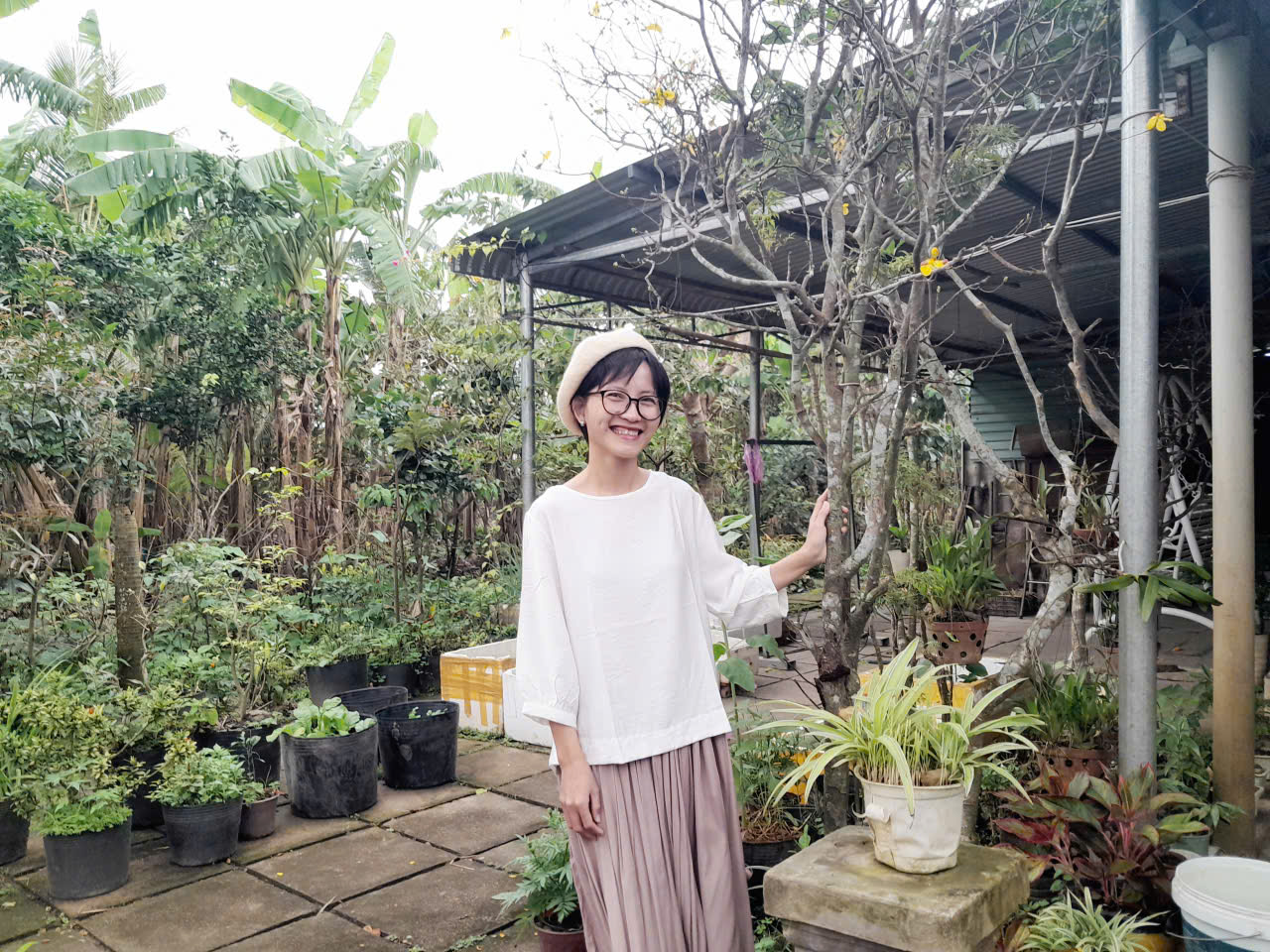 Tôi đứng trong khu vườn quen thuộc và nhận ra: chỉ cần còn nơi để quay về, thế là đủ bình yên. (Ảnh do tác giả cung cấp)