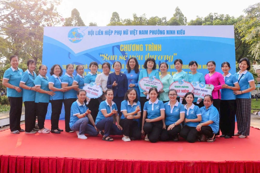 Bệnh viện Hoàn Mỹ Cửu Long còn phối hợp cùng Hội Liên hiệp Phụ nữ phường Ninh Kiều và phường Hưng Phú (TP Cần Thơ) tổ chức các chương trình chăm lo, hỗ trợ các gia đình, phụ nữ và trẻ em có hoàn cảnh khó khăn, góp phần mang đến không khí Tết sẻ chia, ấm áp cho cộng đồng.