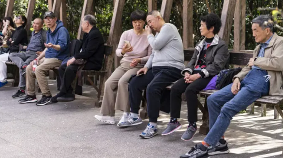 Những người lớn tuổi tại một công việc ở Thượng Hải