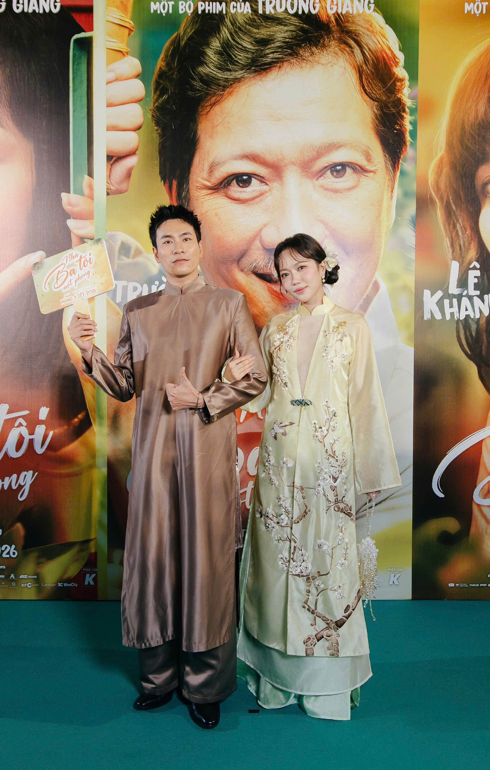 Diệu Nhi và Kiều Minh Tuấn xuất hiện tại sự kiện để ủng hộ phim Tết của Trường Giang. Cả 2 lựa chọn trang phục áo dài tạo nên hình ảnh vừa truyền thống, vừa tinh tế. Kiều Minh Tuấn diện áo dài gam nâu ánh satin, phom dáng suông gọn gàng, tạo cảm giác điềm đạm, nam tính và lịch lãm. Diệu Nhi duyên dáng với áo dài cách tân màu xanh nhạt pha ánh vàng, nổi bật nhờ họa tiết thêu hoa tinh xảo trải dọc thân áo, mang lại vẻ nữ tính.