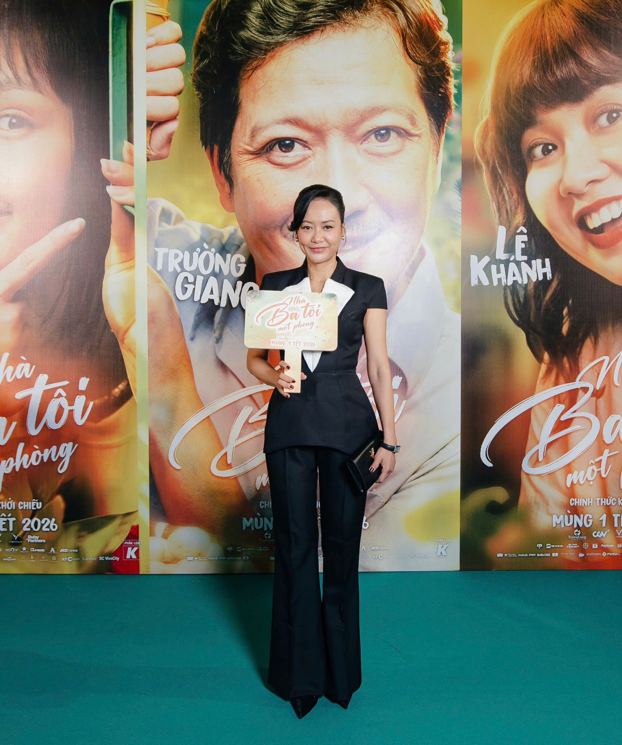 Hồng Ánh trung thành với phong cách thời trang tối giản nhưng toát lên vẻ sang trọng và bản lĩnh. Nữ diễn viên lựa chọn bộ suit đen dáng ôm vừa vặn, kết hợp áo cổ chữ V màu trắng bên trong, tạo nên sự tương phản tinh tế và hiện đại. Thiết kế gọn gàng, đường cắt sắc nét giúp tôn vóc dáng thanh mảnh, đồng thời mang lại cảm giác chuyên nghiệp, chững chạc.