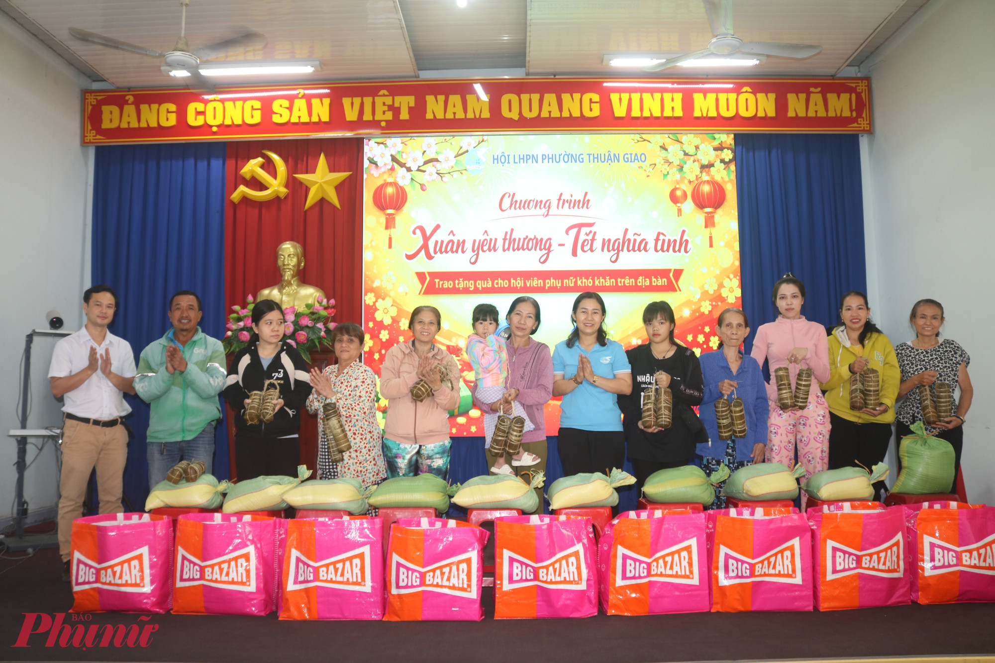 Những phần quà tết gói trọn yêu thương và sự sẻ chia của Hội LHPN phường Thuận Giao đã được trao cho chị em có hoàn cảnh khó khăn - Ảnh: Mẫn Nhi