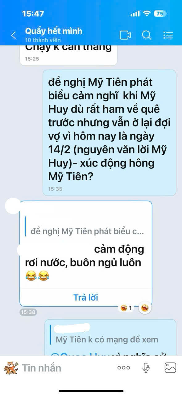 Vợ chồng anh Huy - chị Tiên trò chuyện trong nhóm chát gia đình về việc chồng ở lại đợi vợ về quê ăn tết. Ảnh chụp màn hình.