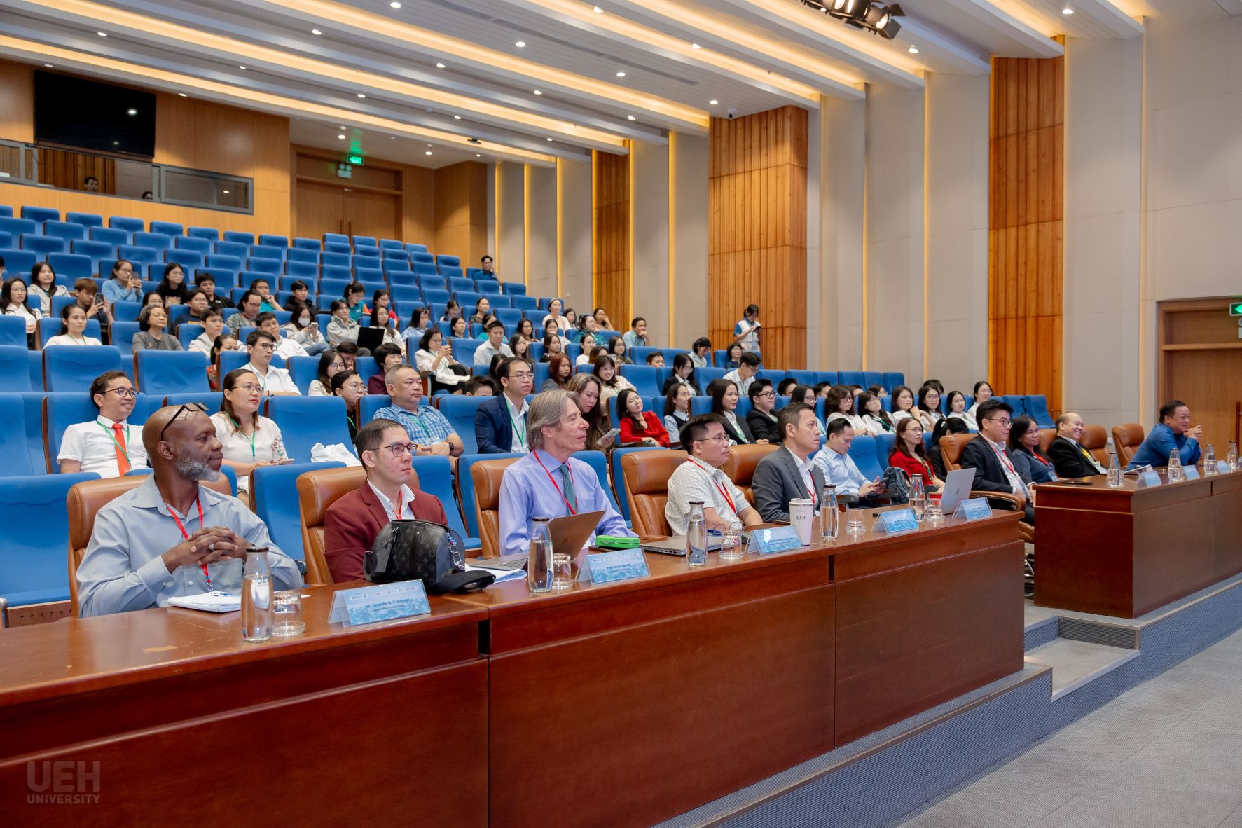 Các đại biểu và diễn giả tham dự Hội thảo Quốc gia 2025 tại Đại học Kinh tế TPHCM. Ảnh: UEH