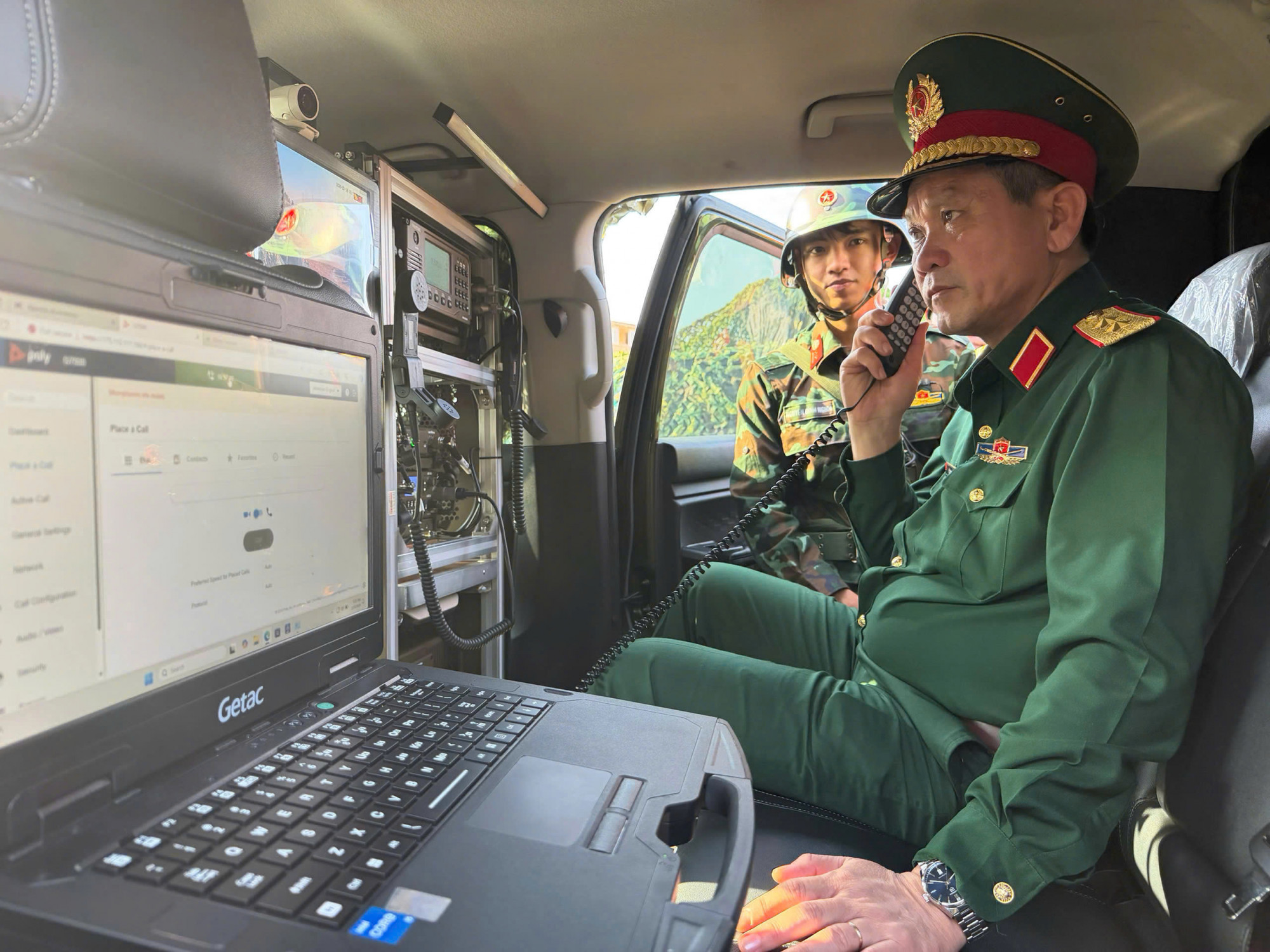 Trung tướng Lê Ngọc Hải - Tư lệnh Quân khu 5 - trực tiếp chỉ đạo điều hành, kiểm tra.