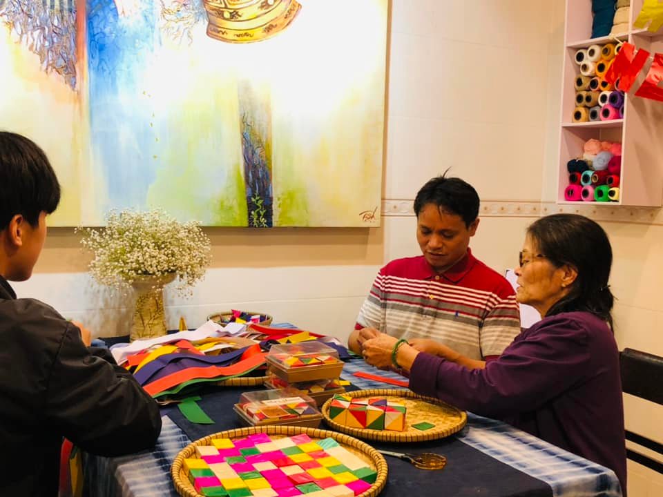 Một người mẹ Huế dạy con trai trưởng thành gói bánh vào dịp tết