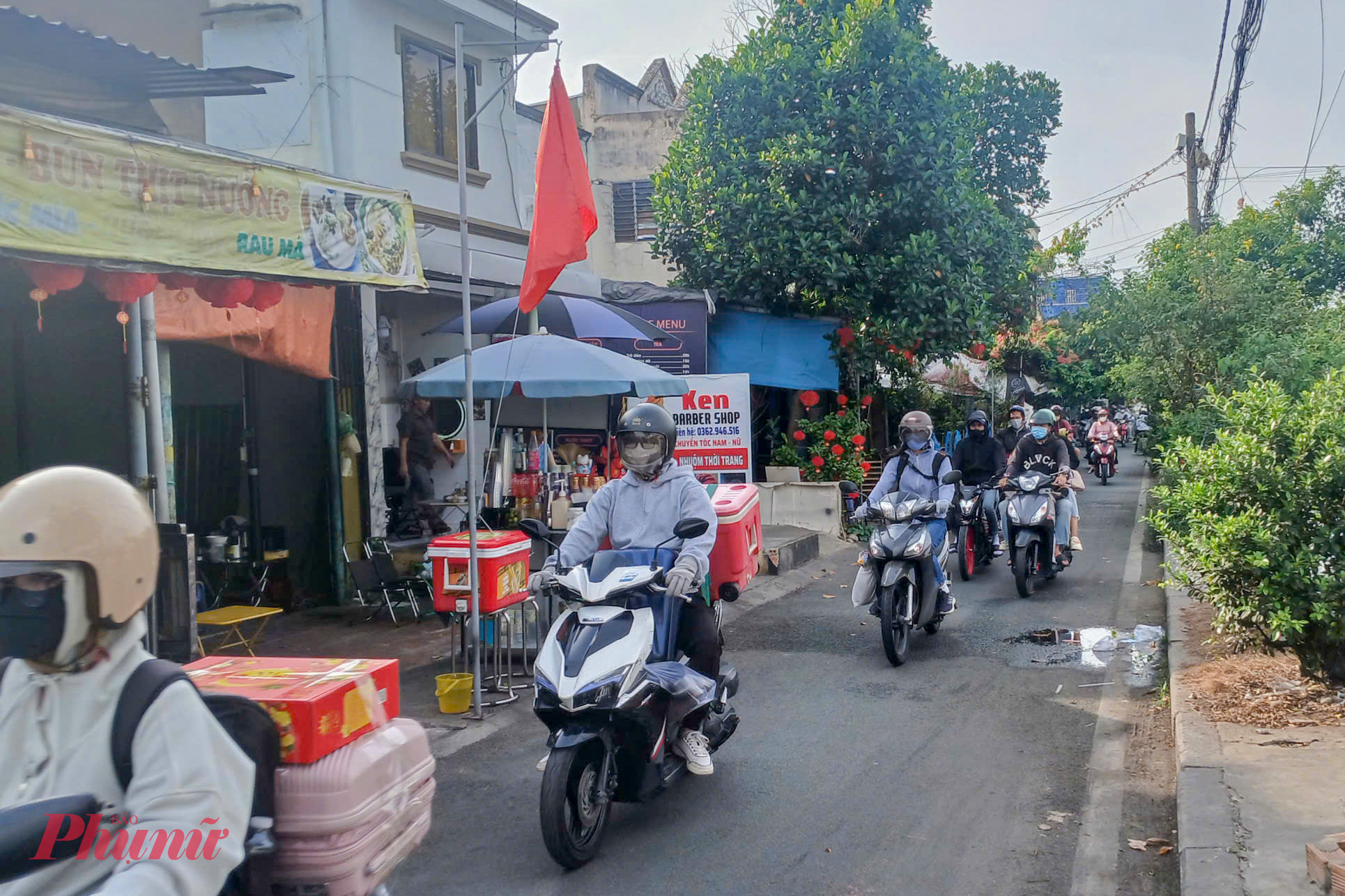 Mọi khi qua phà, tôi phải chờ rất lâu, tuy nhiên hôm nay phà trở nên thưa thớt nên tôi khá bất ngờ, chị Nguyễn Kim Tuyết (ngụ phường An Lạc) chia sẻ.