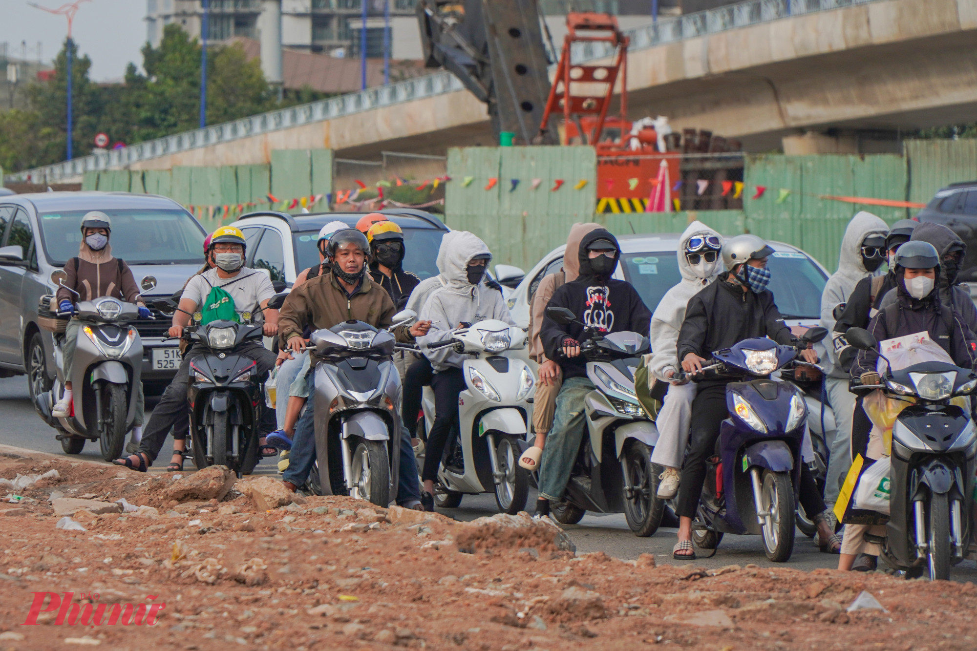  Đến 17h, nút giao An Phú vẫn không xảy ra tình trạng ùn tắc như mọi năm, các phương tiện đều tuân thủ luật giao thông khi lưu thông qua nút giao này.