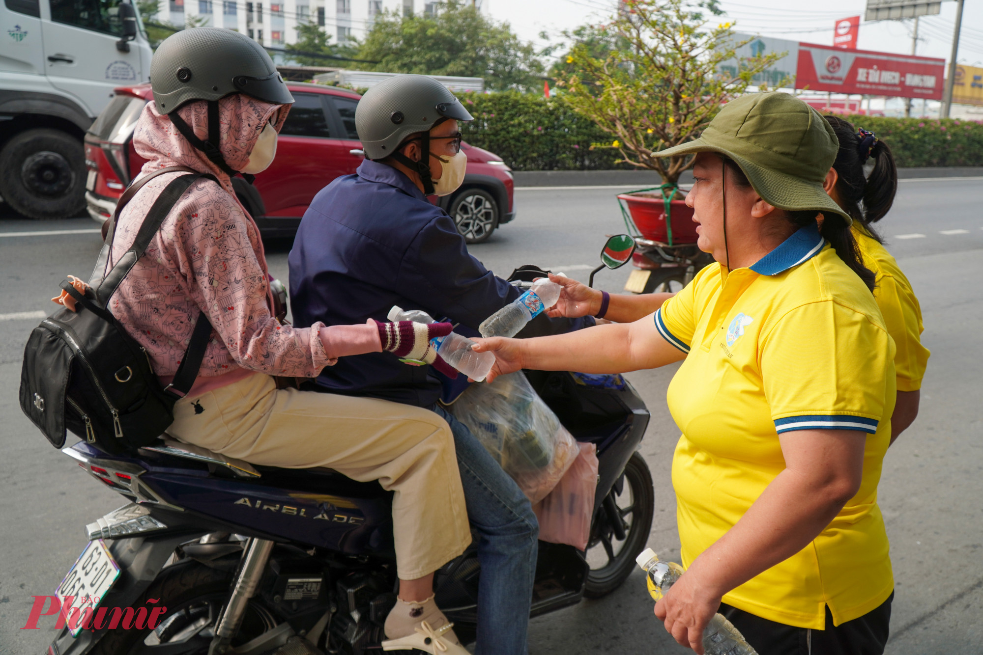 Tại tuyến đường này, một số khu vực đã được các bạn đoàn viên thanh niên lập các trạm phát nước và khăn lạnh miễn phí nhằm tiếp sức cho người dân trong hành trình di chuyển bằng xe máy về quê.