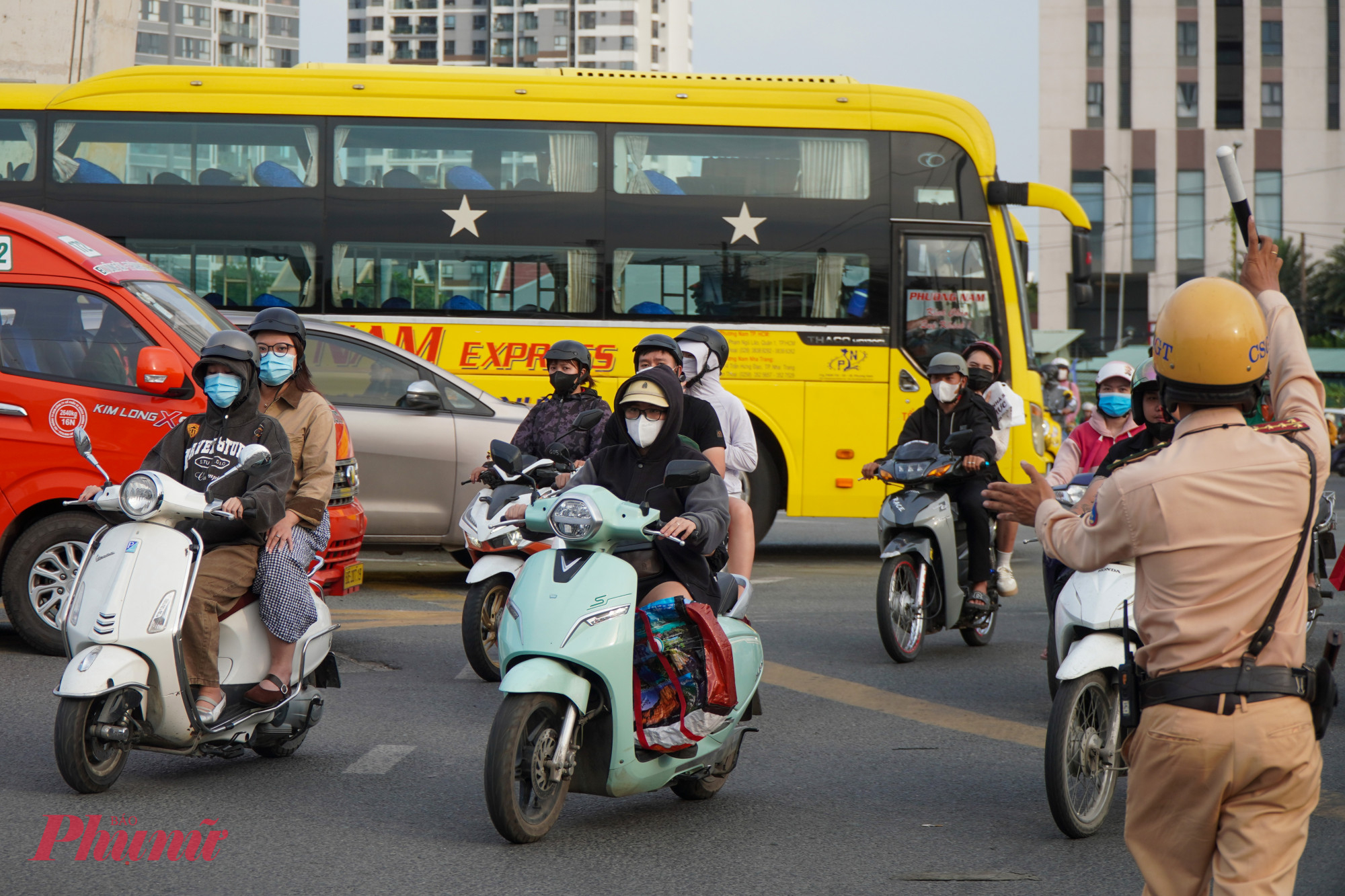 Theo một CSGT điều tiết tại nút giao An Phú cho biết, đa phần những ngày trước đó các phương tiện qua nút giao này rất đông nhưng hôm nay vắng hơn mọi năm vì một số người đã về quê sớm từ trước đó.
