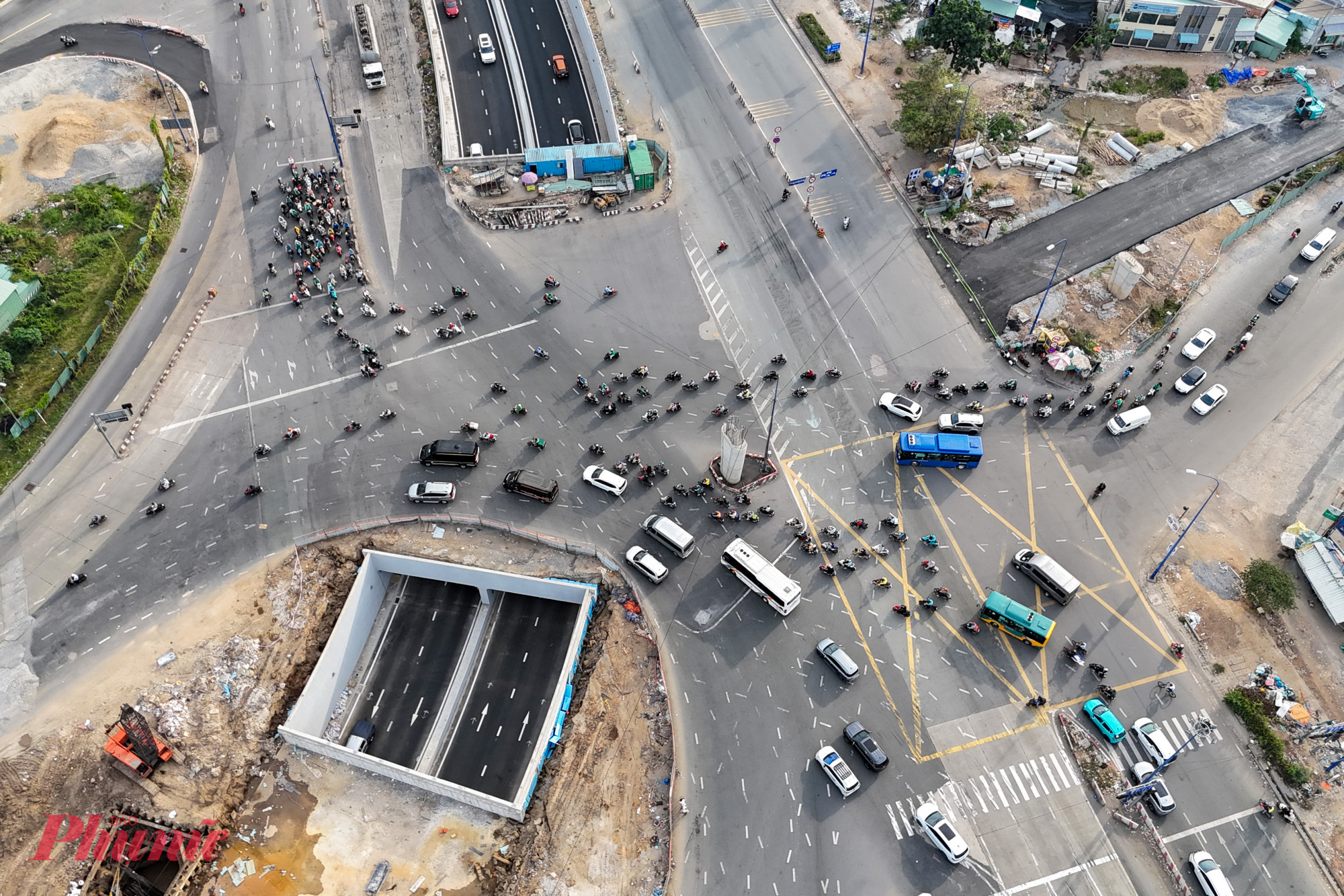 Ghi nhận trong chiều 13/2 cho thấy, tại khu vực cửa ngõ phía Đông TPHCM như nút giao An Phú, trục đường Mai Chí Thọ và đường dẫn vào cao tốc TPHCM - Long Thành Dầu Giây (phường An Khánh) phương tiện di chuyển ổn định.