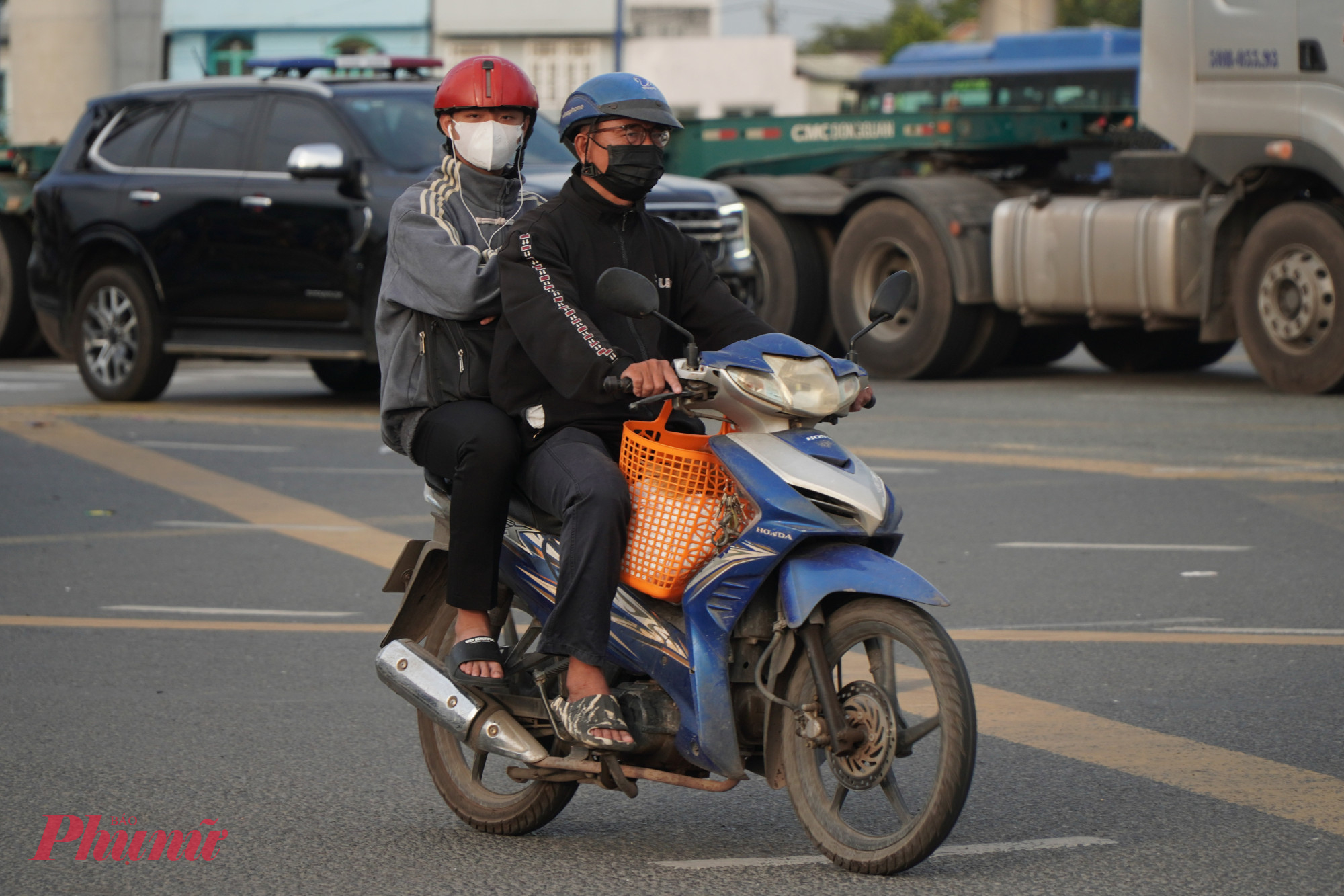 “Năm nay do tôi mua vé xe trễ nên giá tăng quá cao, chính vì vậy tôi và gia đình mình phải chọn cách đi xe máy về quê thay vì đi xe khách nhưng mọi năm”, anh Trần Công Toại (ngụ phường Tam Bình) cho biết.