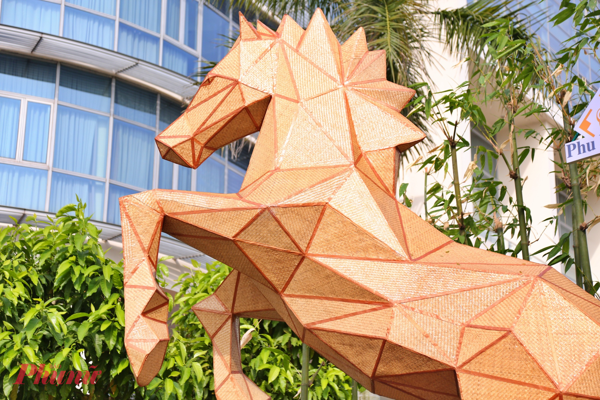 Ngay cổng chào, linh vật ngựa cao khoảng 4,5m được tạo hình bằng các khối đa giác hiện đại, đặt cạnh lũy tre làng vững chãi. Tư thế vươn mình mạnh mẽ của linh vật gửi gắm thông điệp về một Việt Nam tự cường, trân trọng truyền thống nhưng sẵn sàng cho những bước tiến bứt phá. 