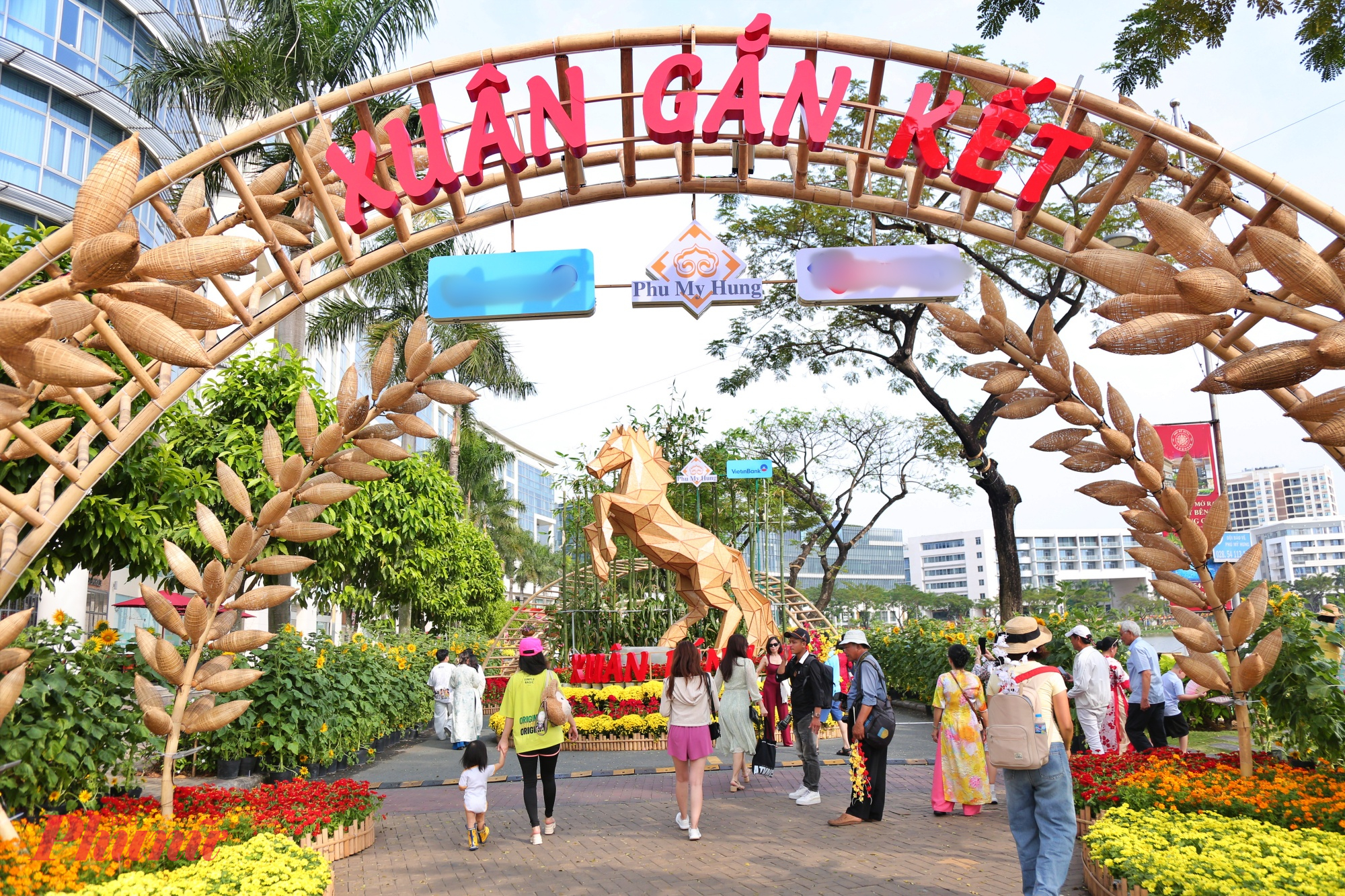 Đường hoa xuân ở Phú Mỹ Hưng với chủ đề “Xuân kết nối” dài 700m, dọc theo Hồ Bán Nguyệt, với không gian ngập tràn sắc hoa được thiết kế như một dòng chảy liên tục, nơi hình tượng linh vật ngựa năm Bính Ngọ xuất hiện xuyên suốt, kết nối quá khứ hào hùng với nhịp sống hiện đại.