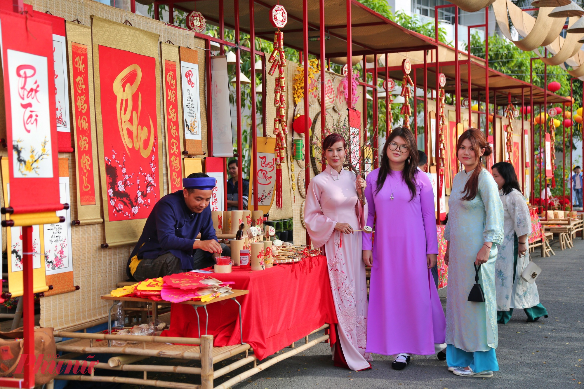 Dọc tuyến dài khoảng 700 m ven Hồ Bán Nguyệt, các tiểu cảnh được bố trí như những điểm dừng chân: từ Phố Ông đồ với cách tiếp cận hiện đại phong tục xin chữ đầu năm, đến tiểu cảnh “Cánh buồm vươn xa” trên mặt hồ với thuyền thúng, ghe và hiệu ứng ánh sáng gợi nhắc hành trình hướng biển.