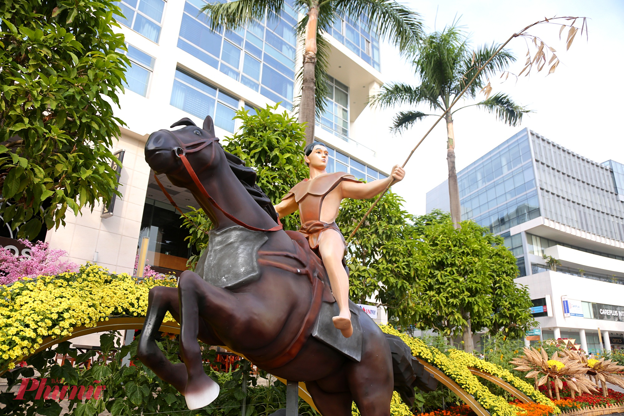 Hình tượng Thánh Gióng cưỡi ngựa phi thể hiện sự bứt phá mãnh liệt của người dân Việt Nam trong năm mới.