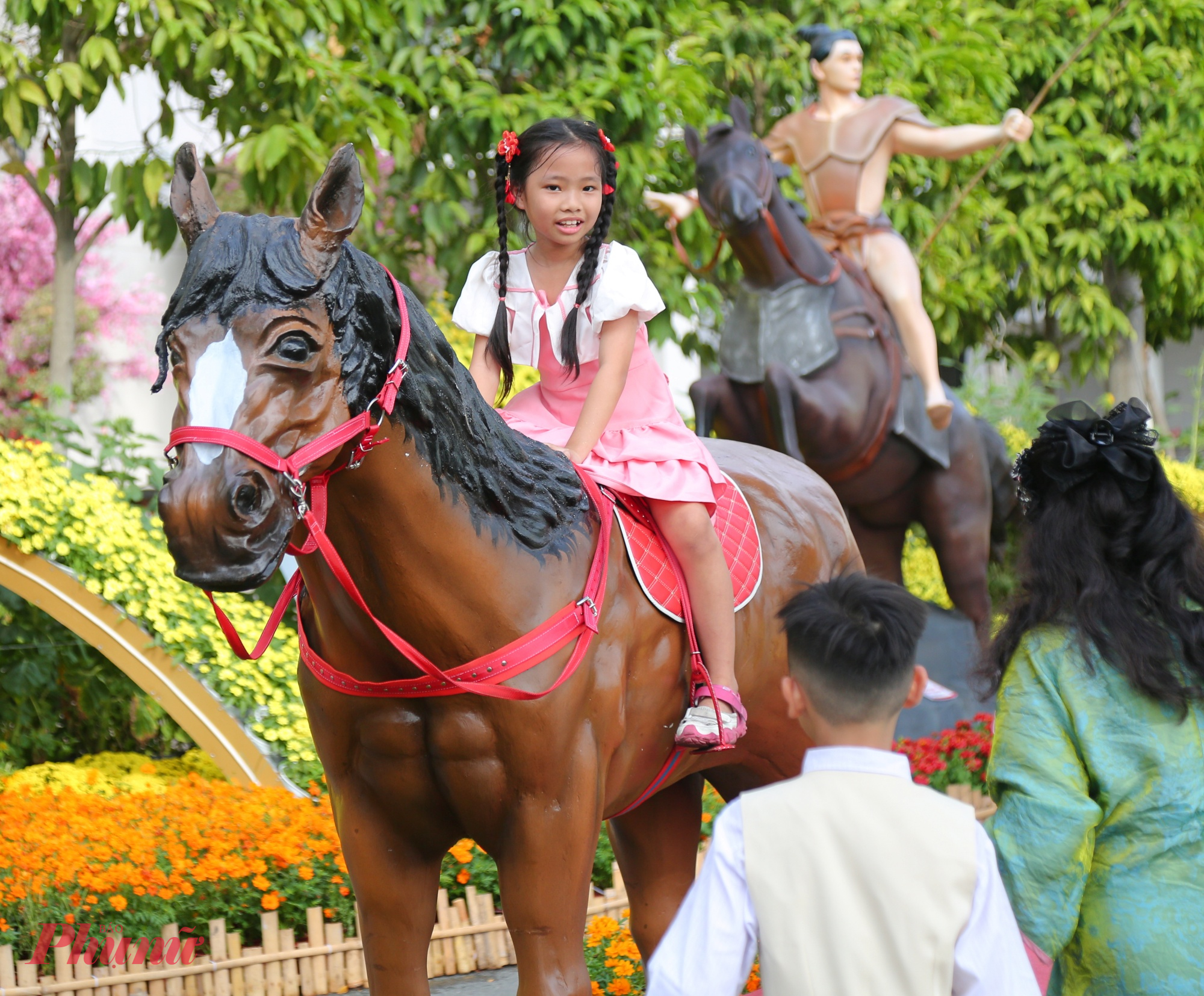Mô hình ngựa được chế tác giống như thật gây sự chú ý của nhiều du khách.