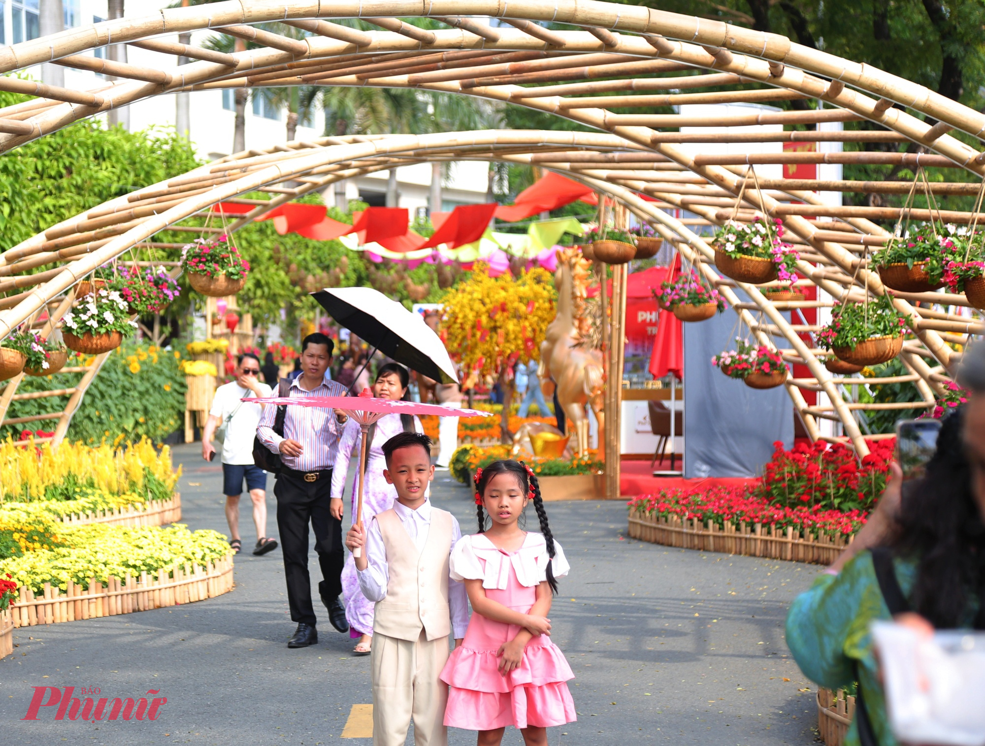 Song song đó, khu trưng bày “Mạch nguồn văn hóa - Di sản truyền lại” giới thiệu thông tin, hình ảnh về các loài ngựa trong nước và thế giới trong không gian tre trúc cách điệu, giúp người xem hiểu sâu hơn về nguồn gốc và đặc điểm các chủng loại.