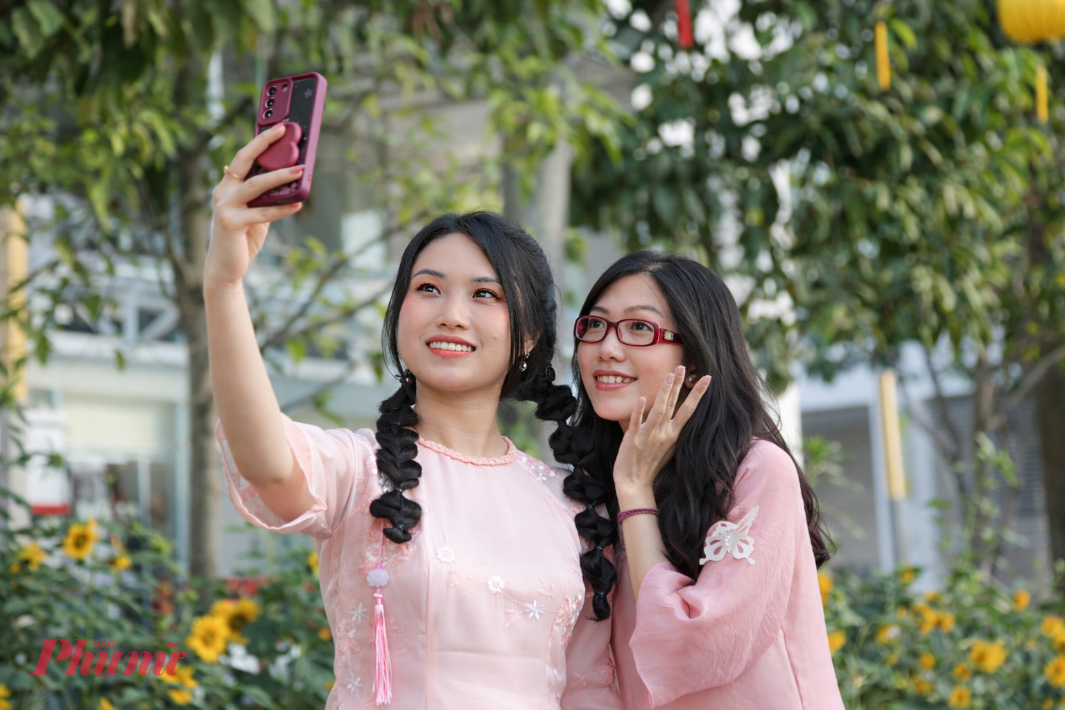 Trong khi đó, Thanh Xuân (phường Tân Hưng) cùng bạn thong thả dạo bước, tìm góc chụp ảnh ưng ý. “Đường hoa năm nay có nhiều tiểu cảnh lạ, khiến chúng tôi khá ấn tượng. Hoa tươi được bố trí xuyên suốt rất bắt mắt. Không khí nhộn nhịp, rộn ràng khiến em cảm nhận rõ nét hương vị Tết”, Xuân nói.