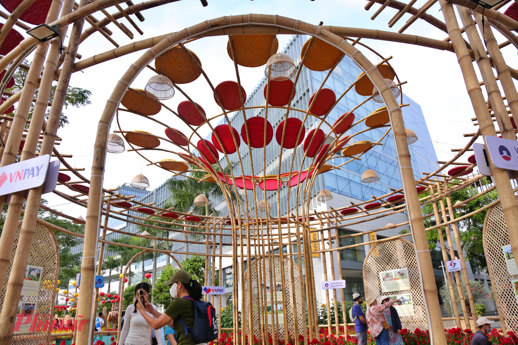 Hành trình linh vật khép lại bằng cụm số 2026 rực sắc vàng - đỏ cùng hình ảnh ngựa đỏ nổi bật, như lời khẳng định khát vọng thịnh vượng trong năm mới.